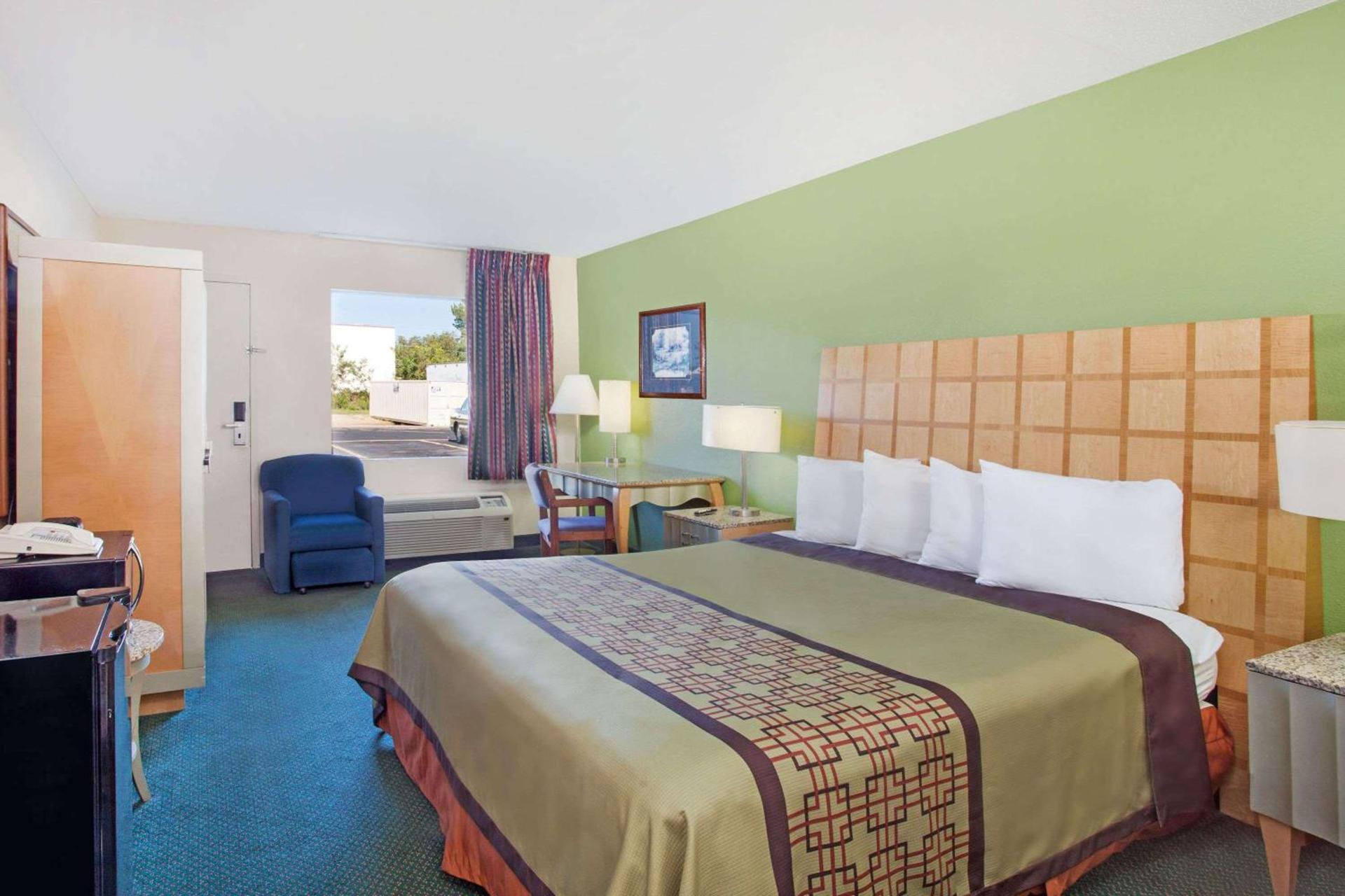 Days Inn by Wyndham Greeneville photo 10