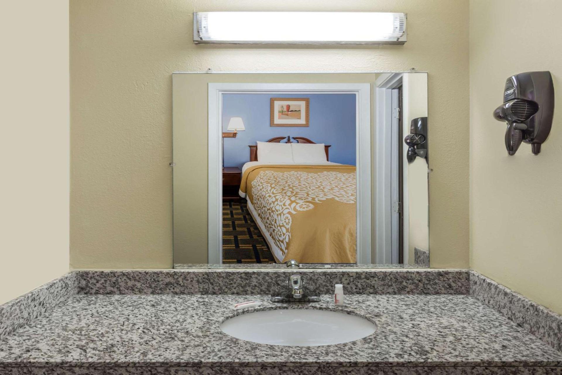 Days Inn by Wyndham Plymouth photo 8
