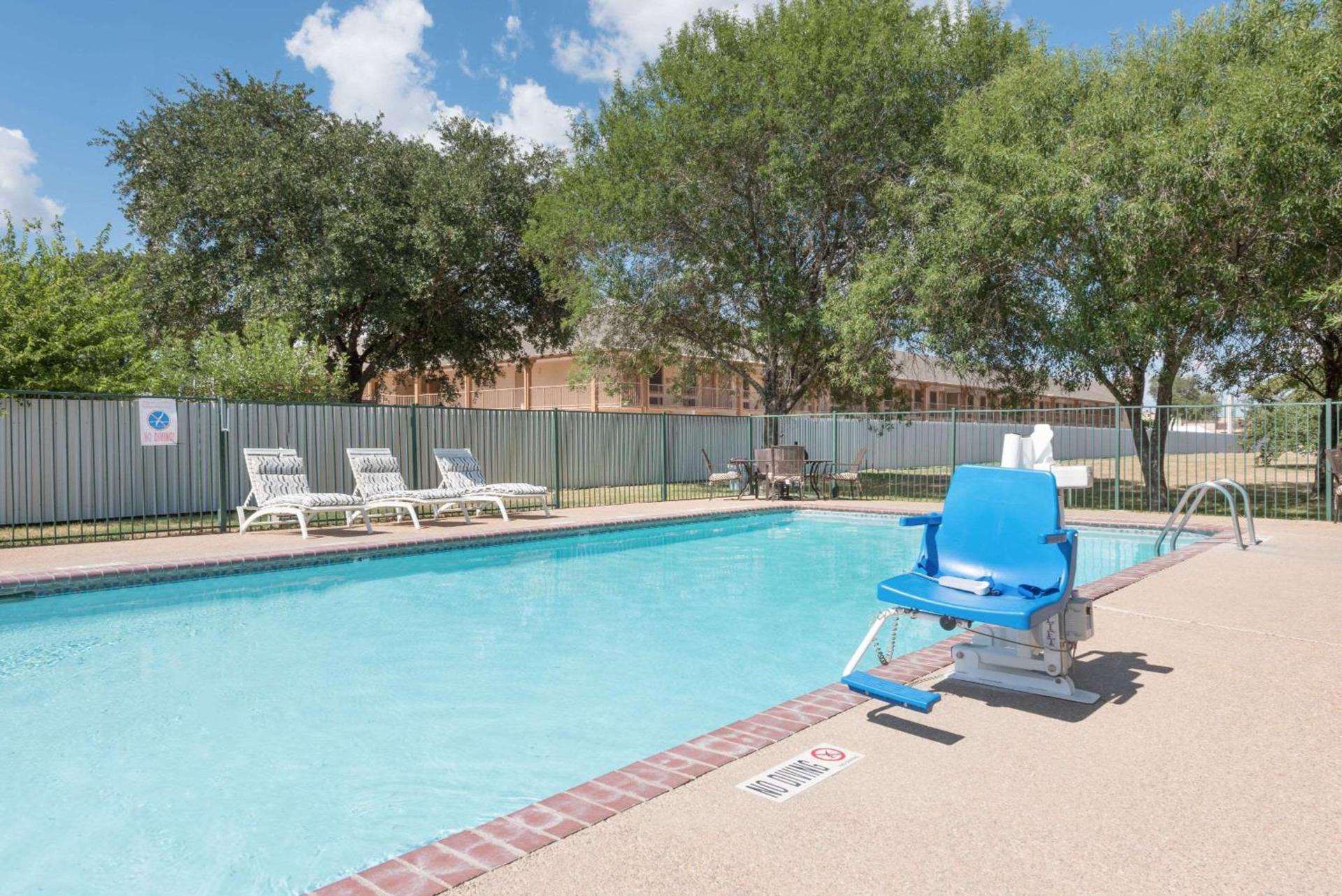 Days Inn by Wyndham Bryan College Station photo 5