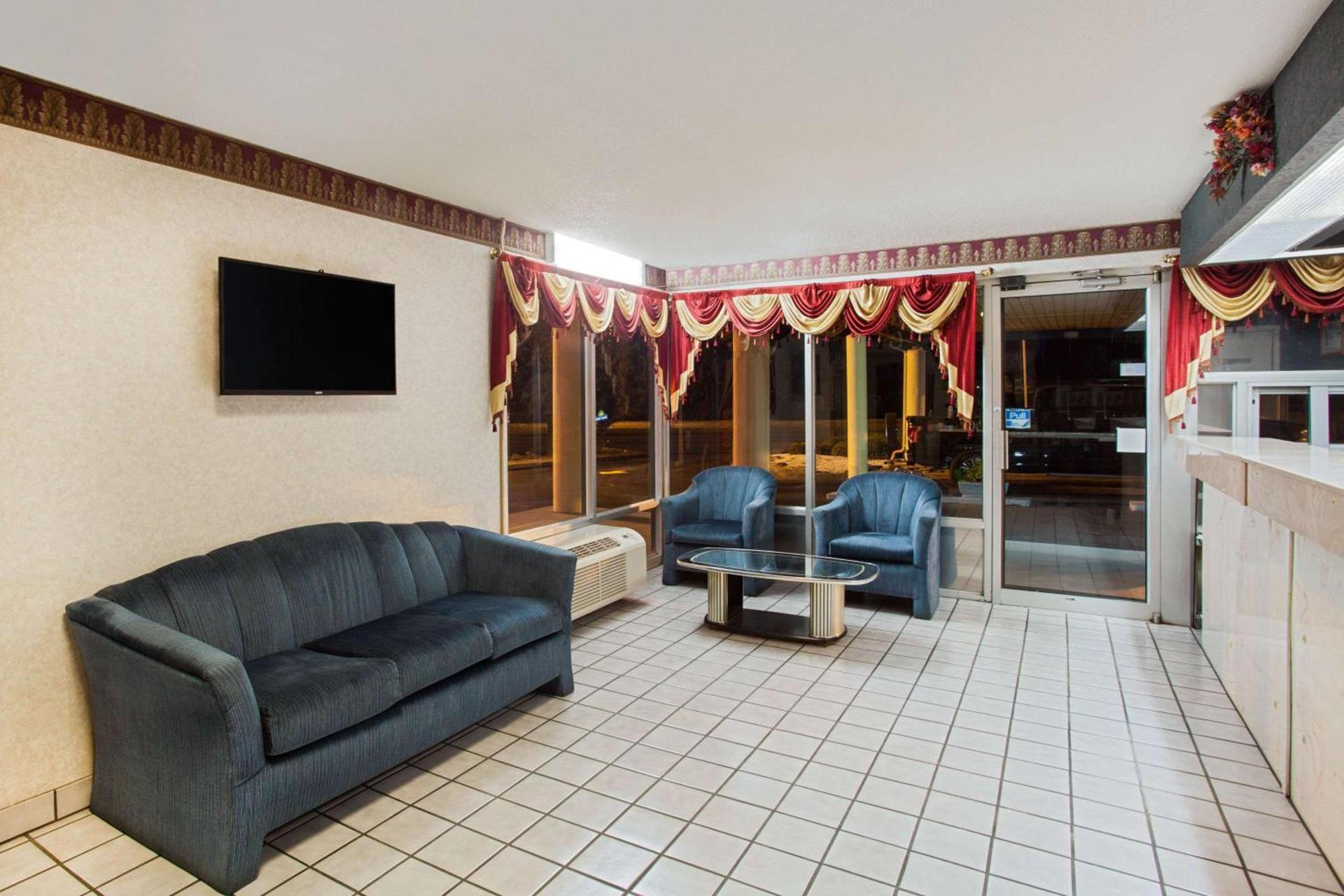Days Inn by Wyndham Greeneville photo 2