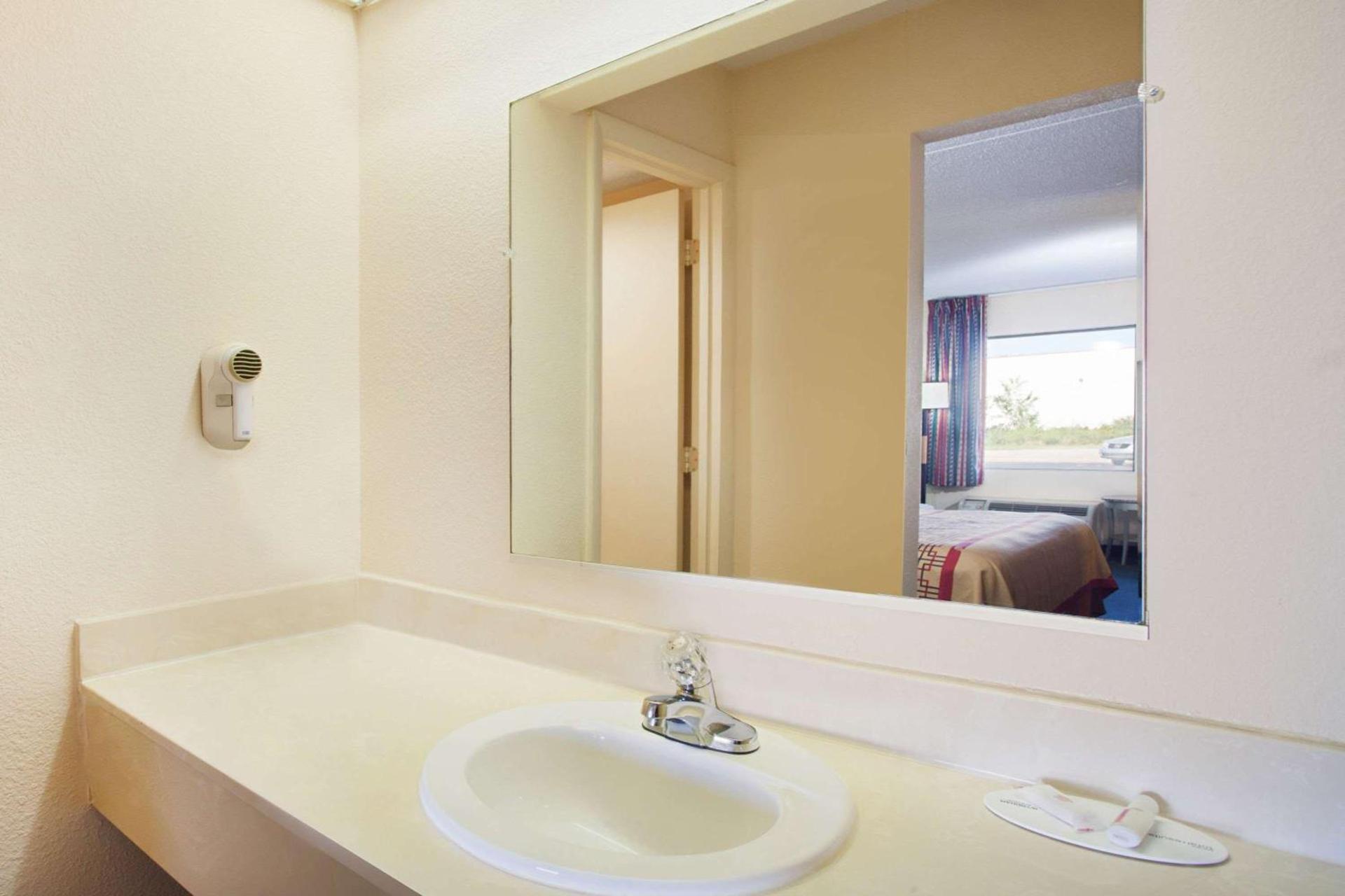 Days Inn by Wyndham Greeneville photo 4