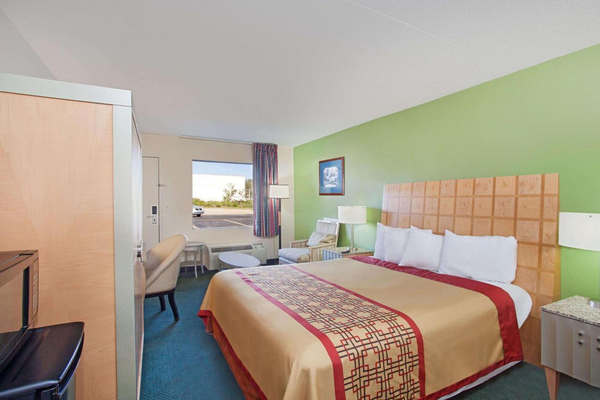 Days Inn by Wyndham Greeneville photo 6
