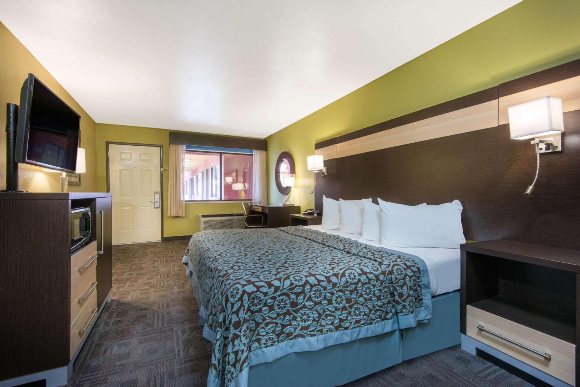 Days Inn by Wyndham Carlsbad photo 11