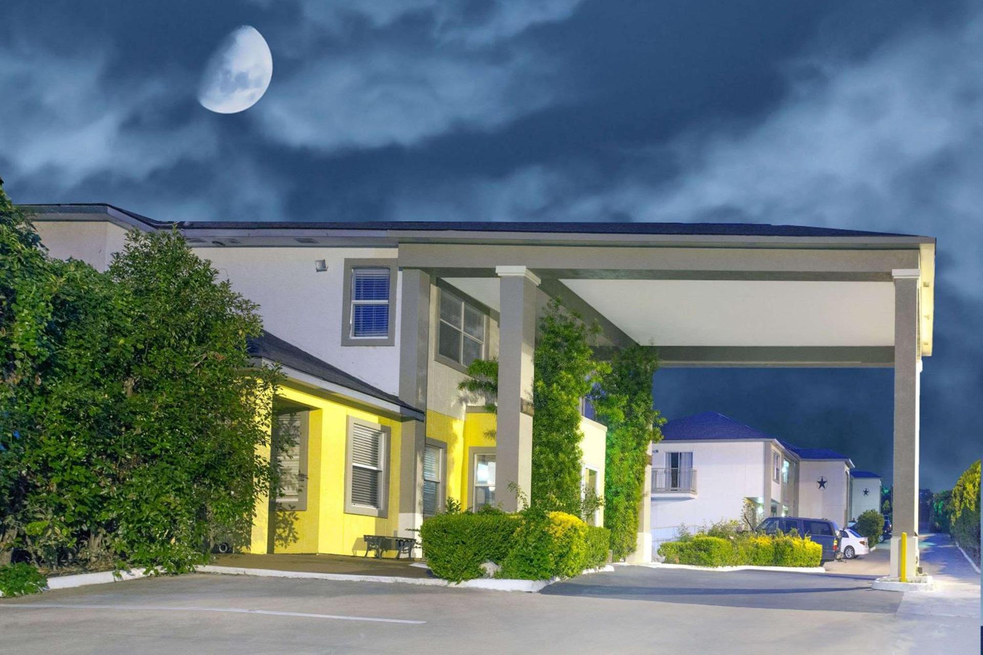 Days Inn by Wyndham Suites Fredericksburg photo 2