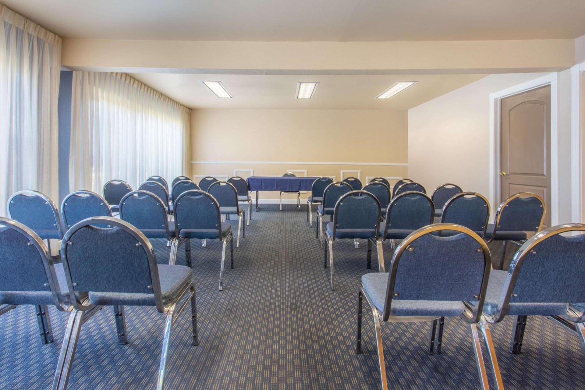 Days Inn by Wyndham Modesto photo 10