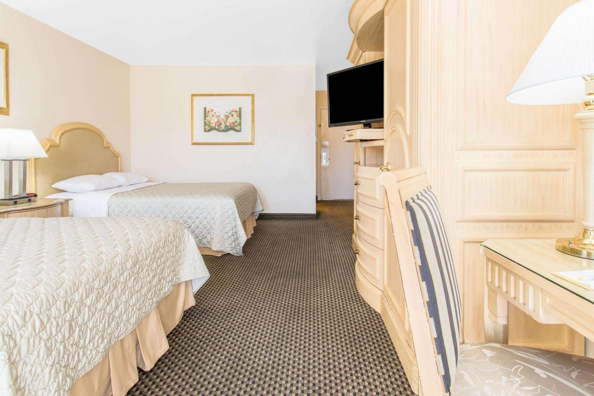 Days Inn by Wyndham Modesto photo 9