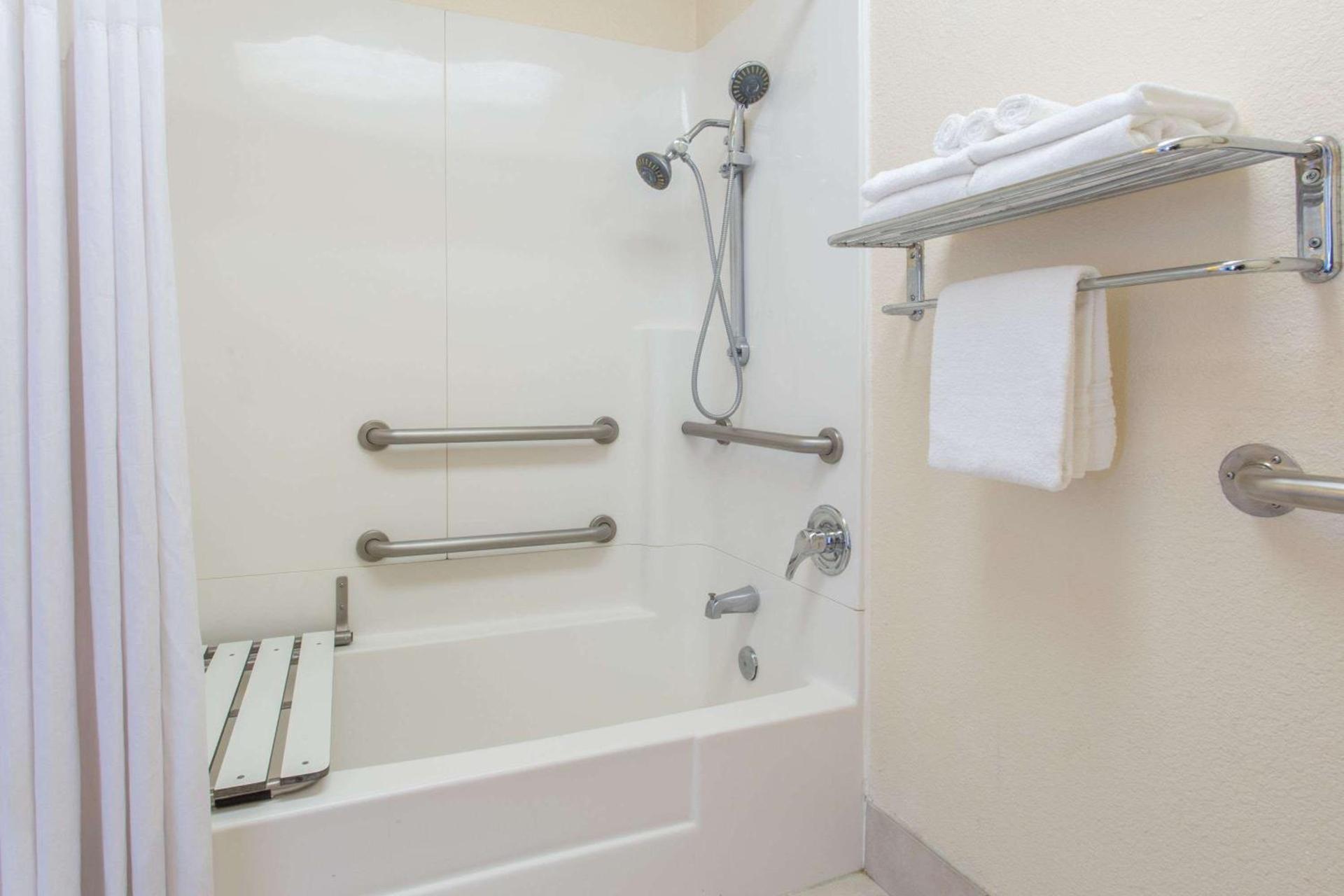 Days Inn by Wyndham Modesto photo 7