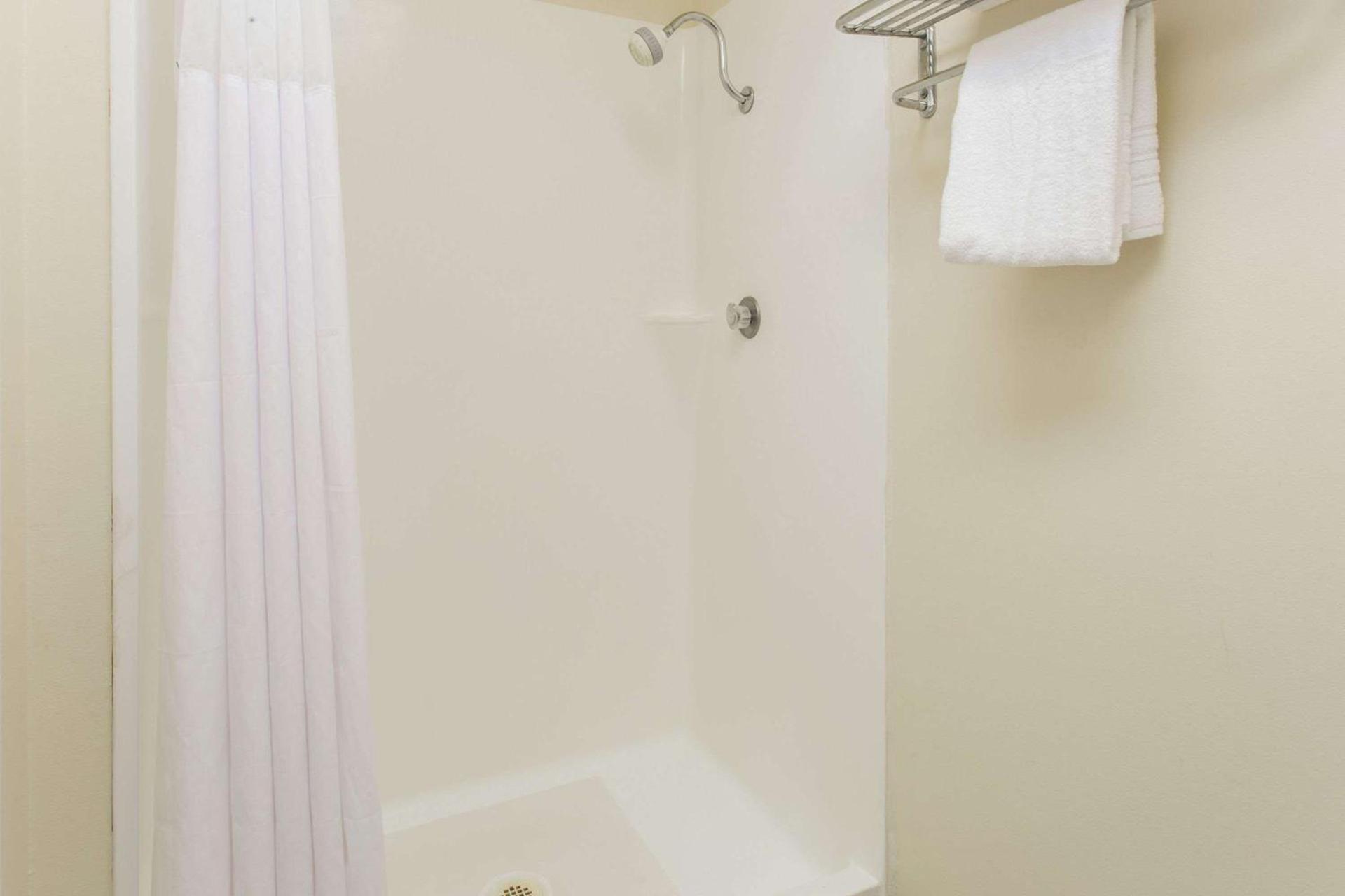 Days Inn by Wyndham Modesto photo 8