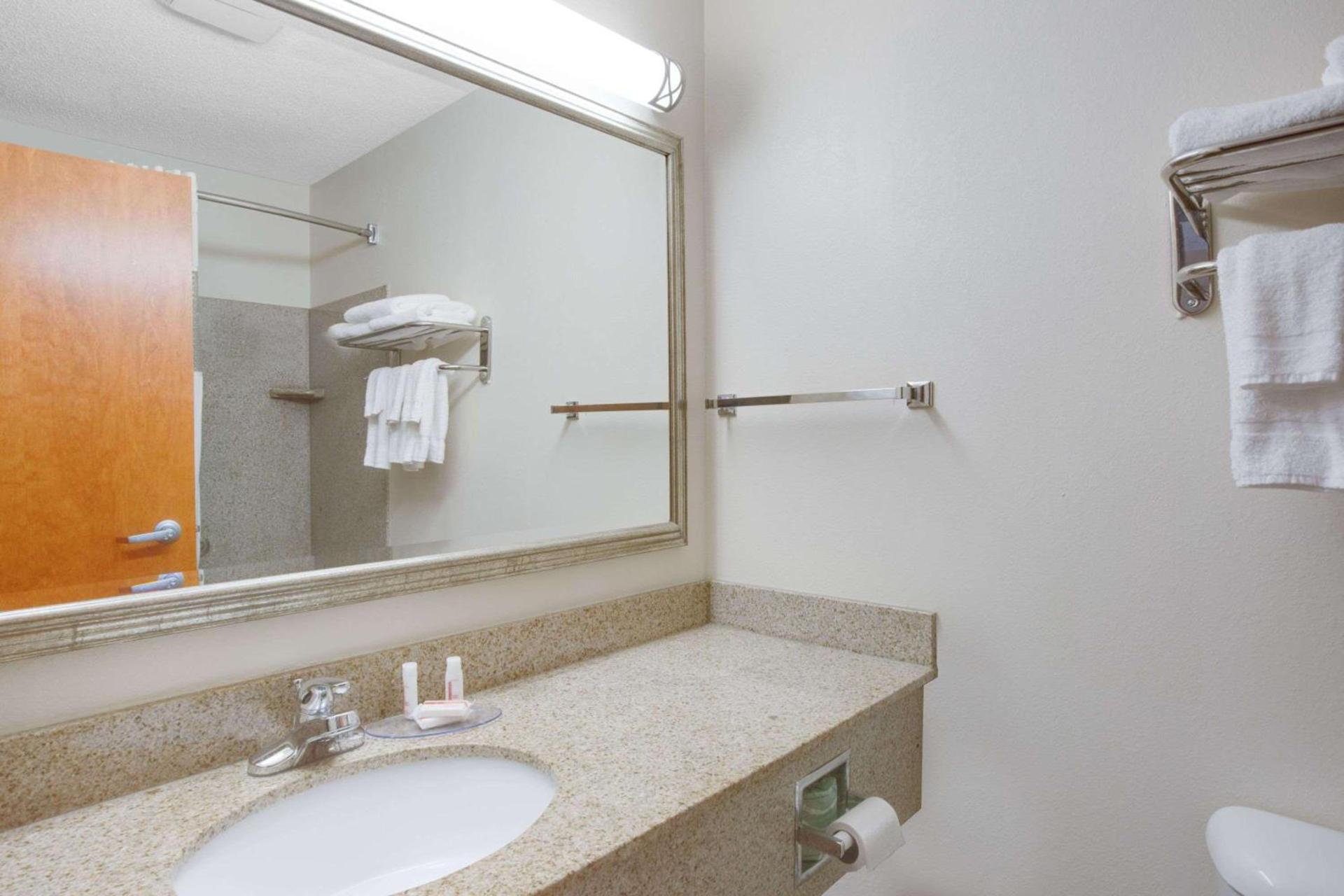 Econo Lodge Mt Hope - Beckley North photo 8