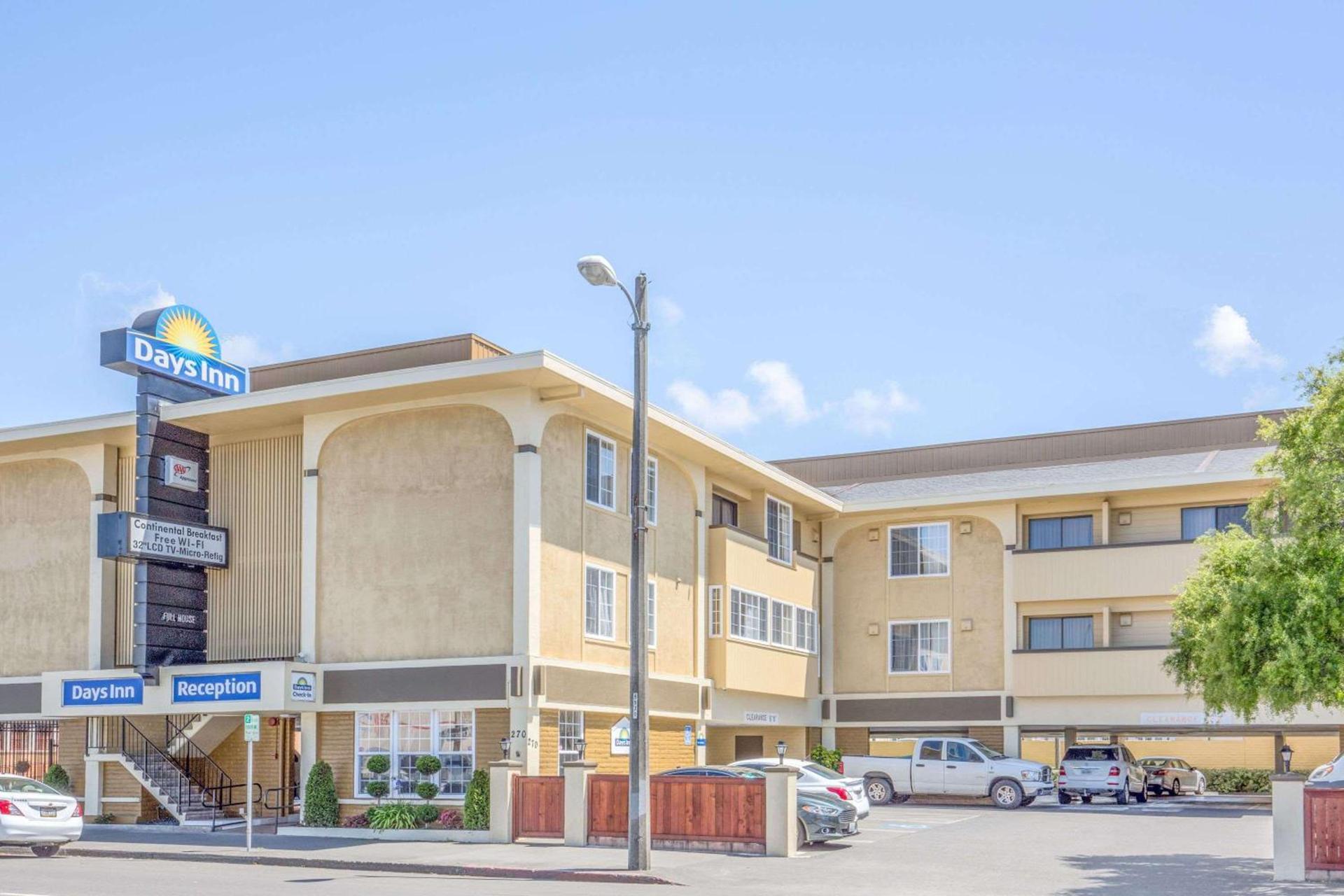 Days Inn by Wyndham Eureka CA photo 1