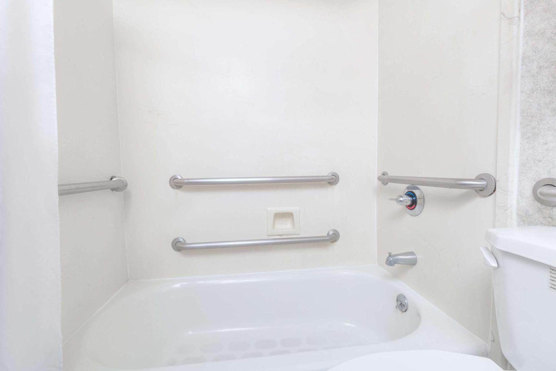 Days Inn by Wyndham Los Angeles LAX Airport Stadium Area photo 10