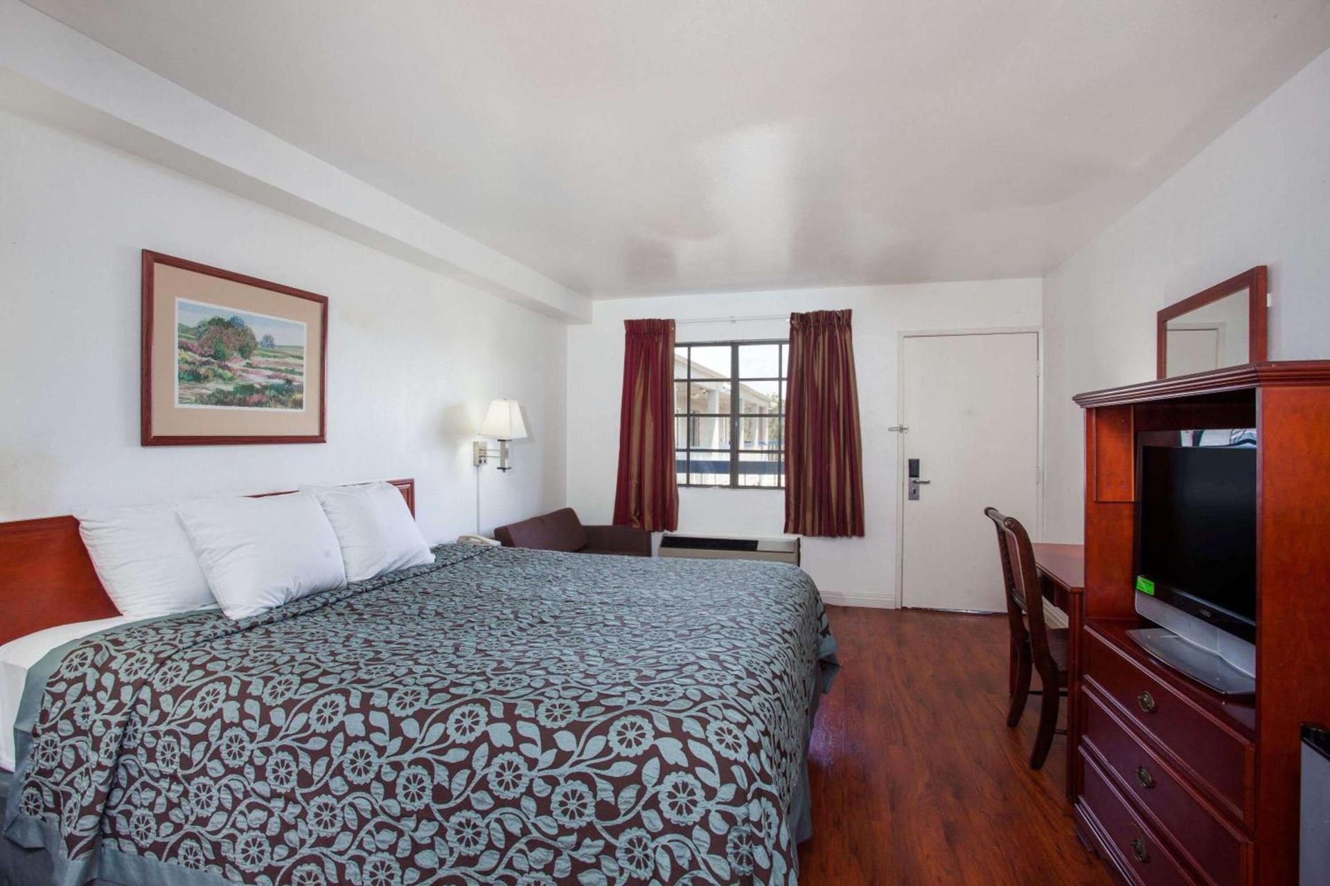 Days Inn by Wyndham Orange Anaheim photo 6