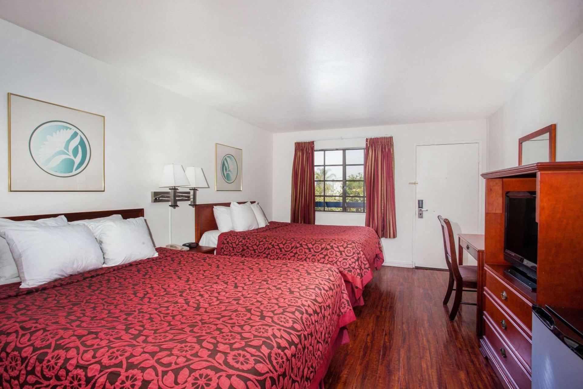 Days Inn by Wyndham Orange Anaheim photo 7