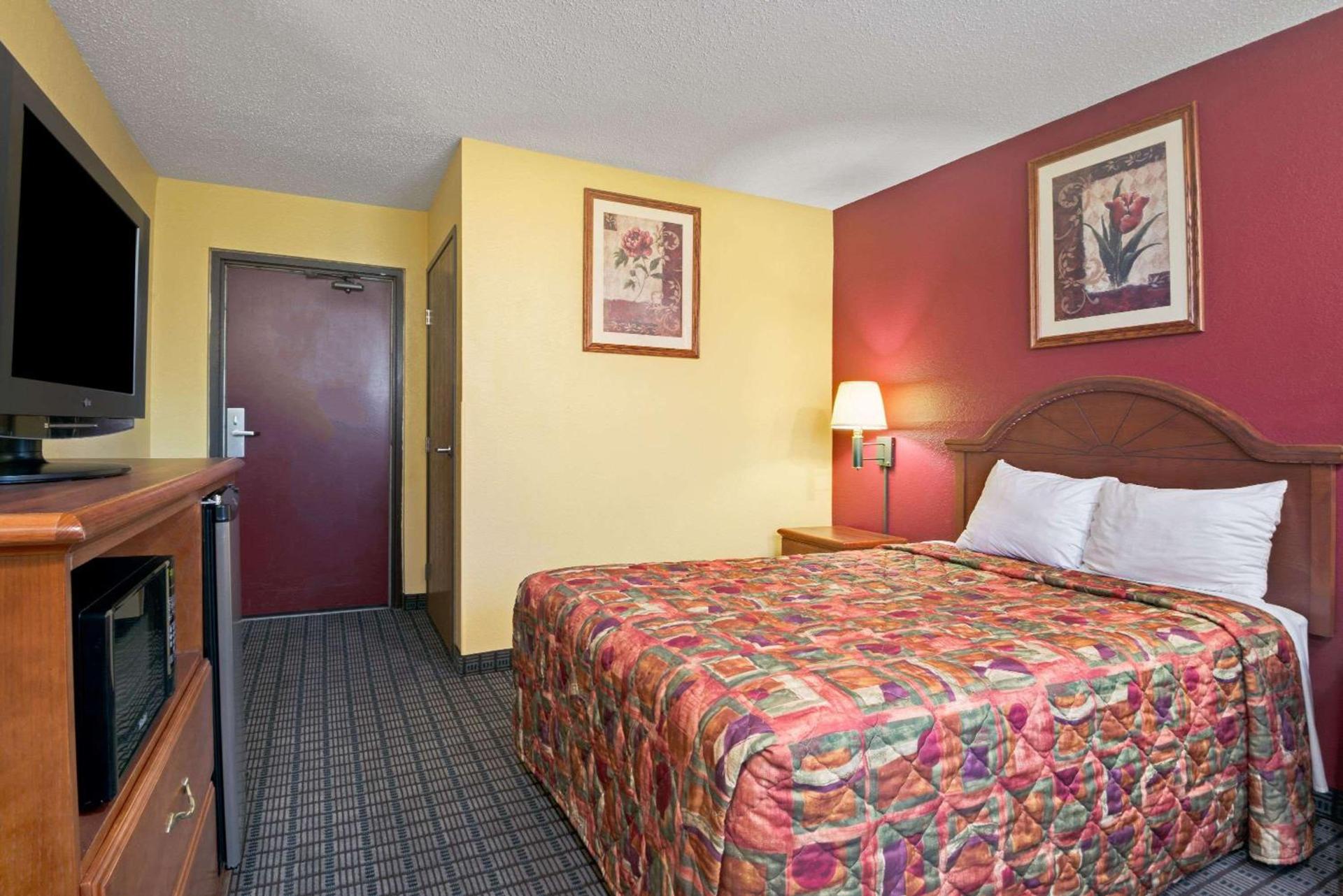Days Inn by Wyndham Torrington photo 14