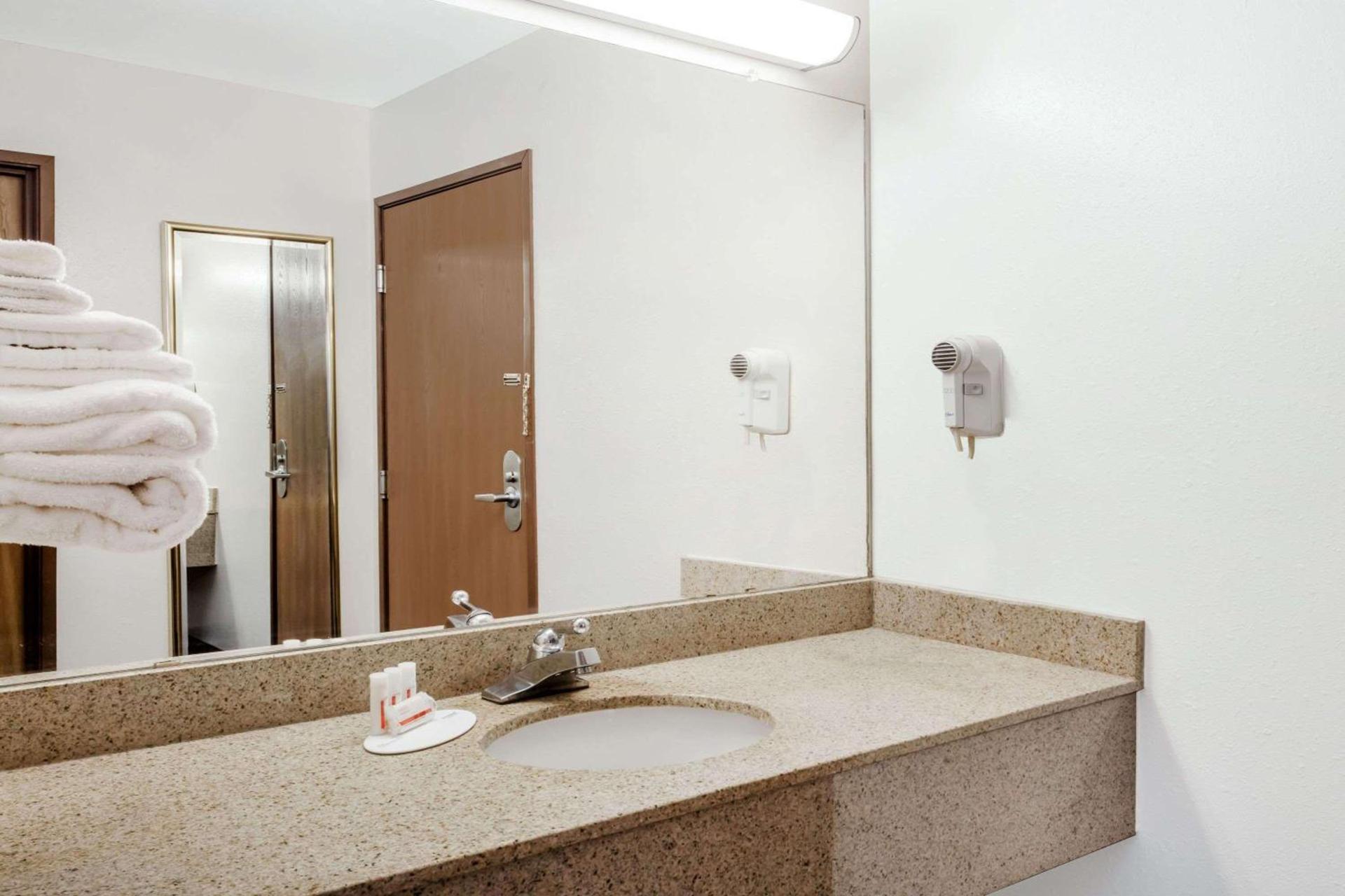 Days Inn by Wyndham Dyersburg photo 82