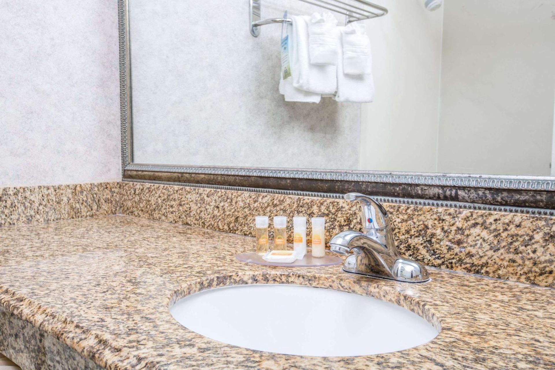 Days Inn by Wyndham Los Angeles LAX Airport Stadium Area photo 12