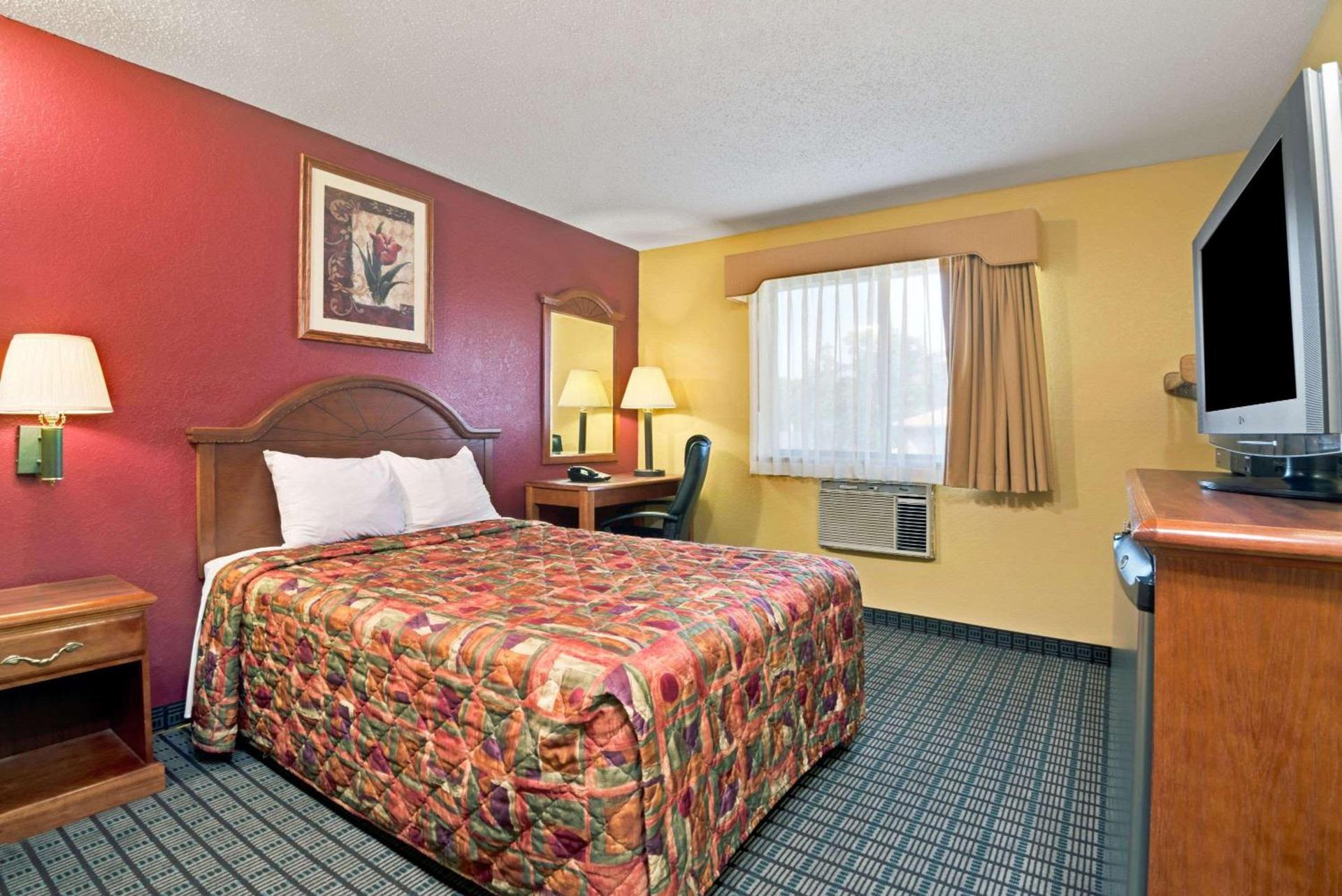 Days Inn by Wyndham Torrington photo 9