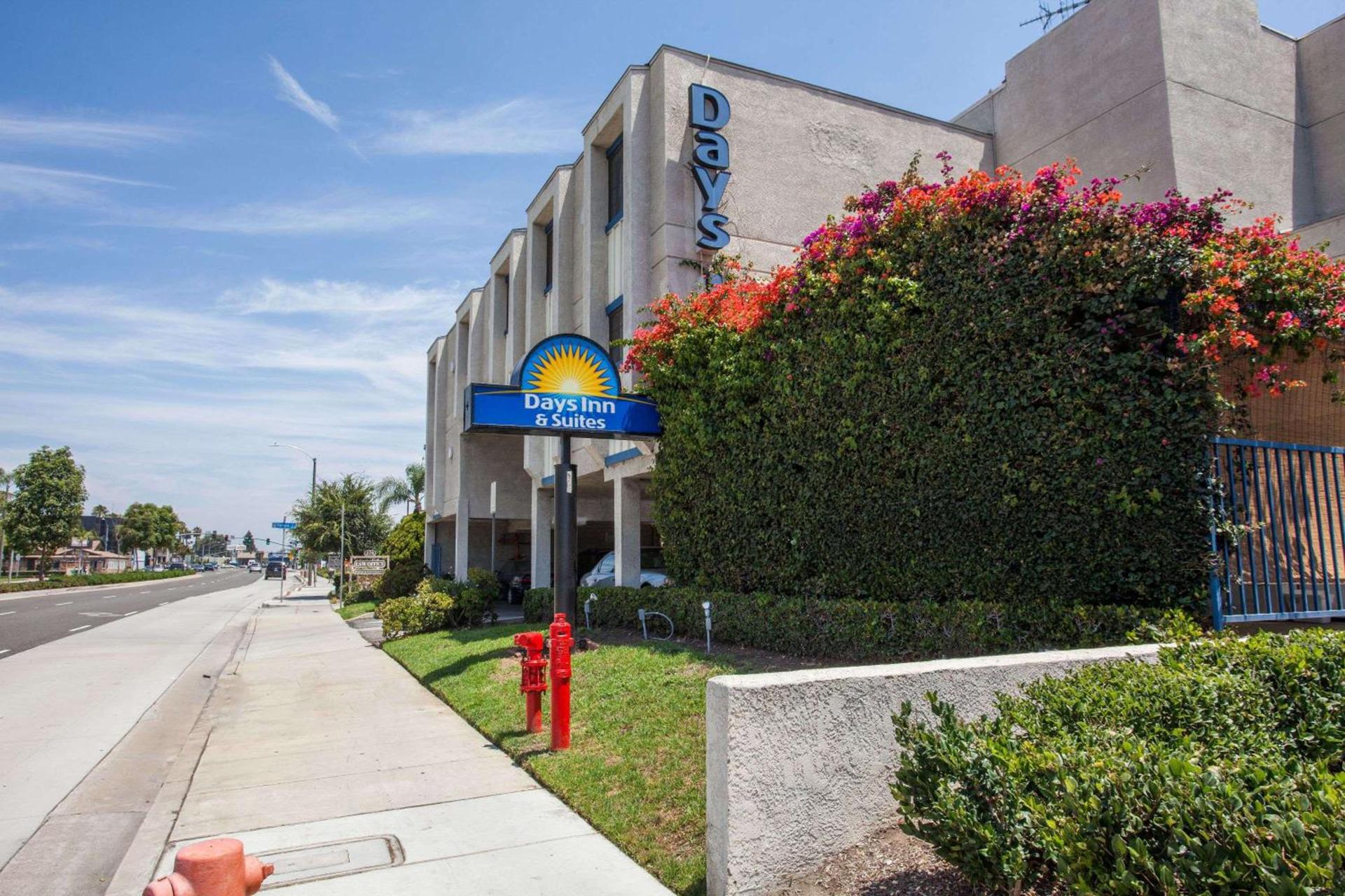 Days Inn by Wyndham Orange Anaheim photo 2