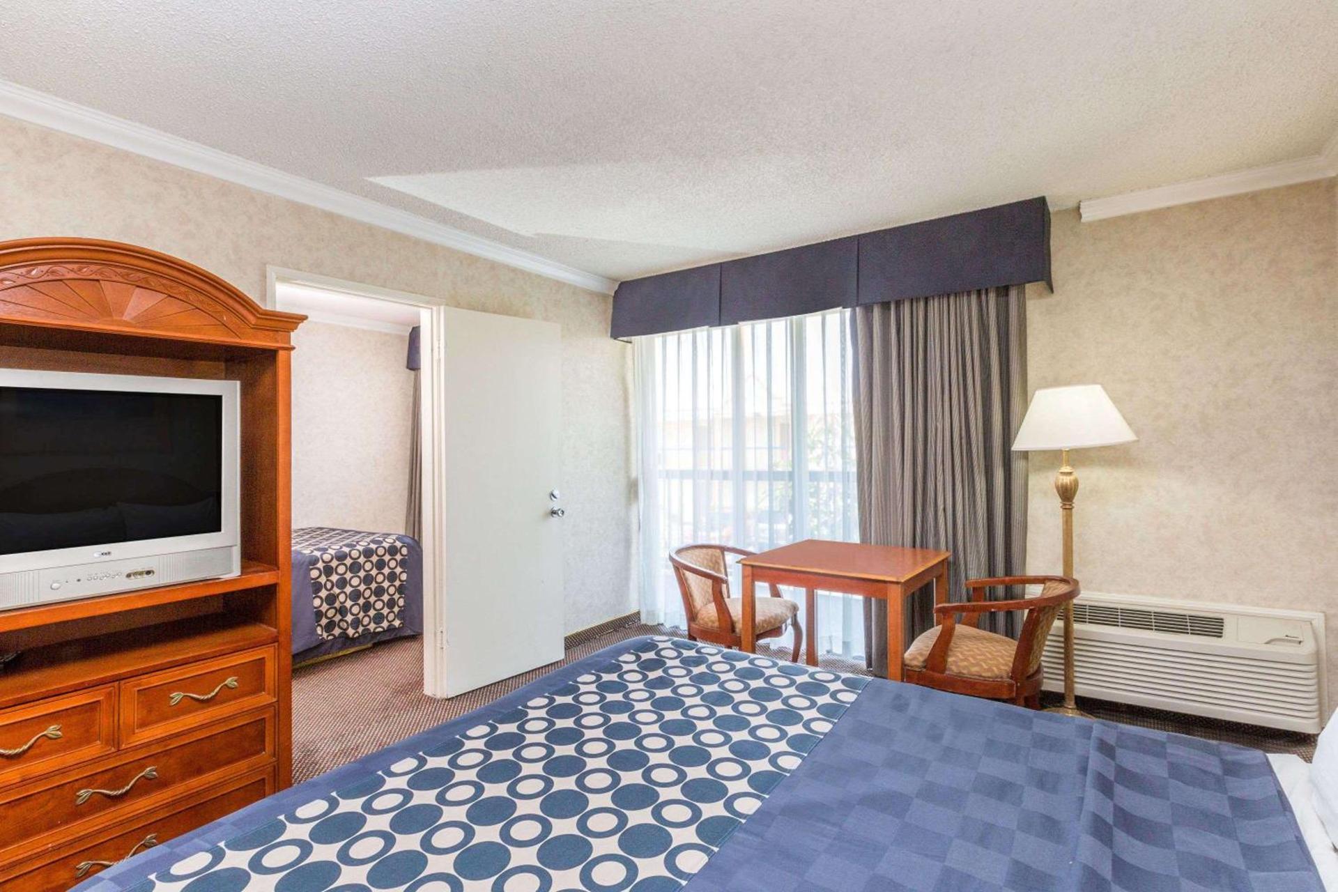 Days Inn by Wyndham Los Angeles LAX Airport Stadium Area photo 5