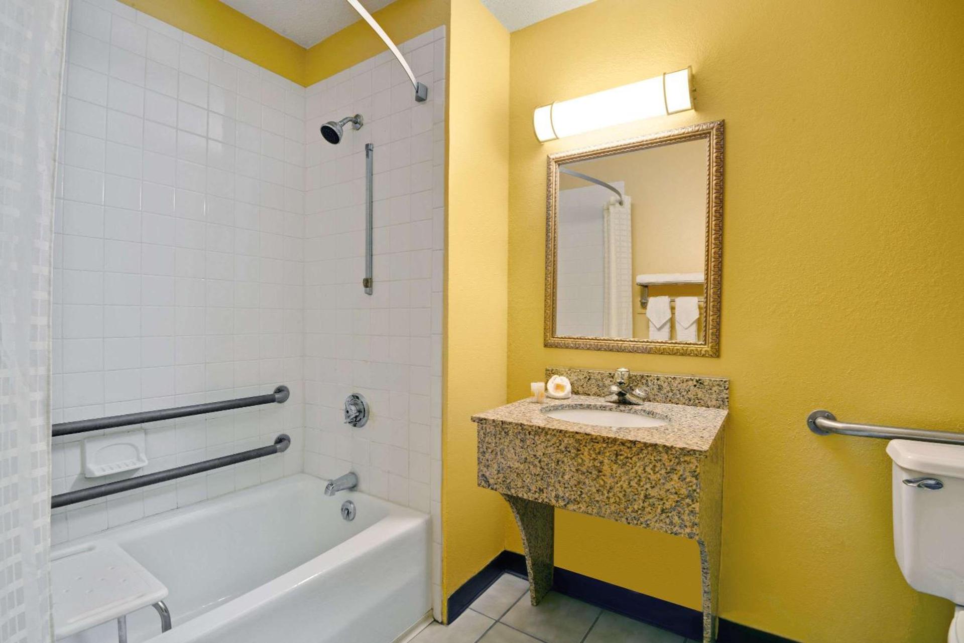 Days Inn by Wyndham Torrington photo 7