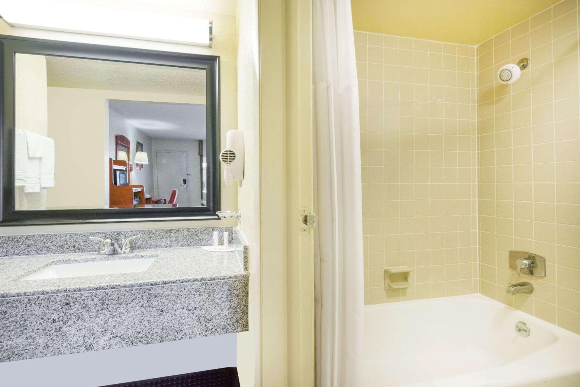 Days Inn by Wyndham Paintsville photo 7