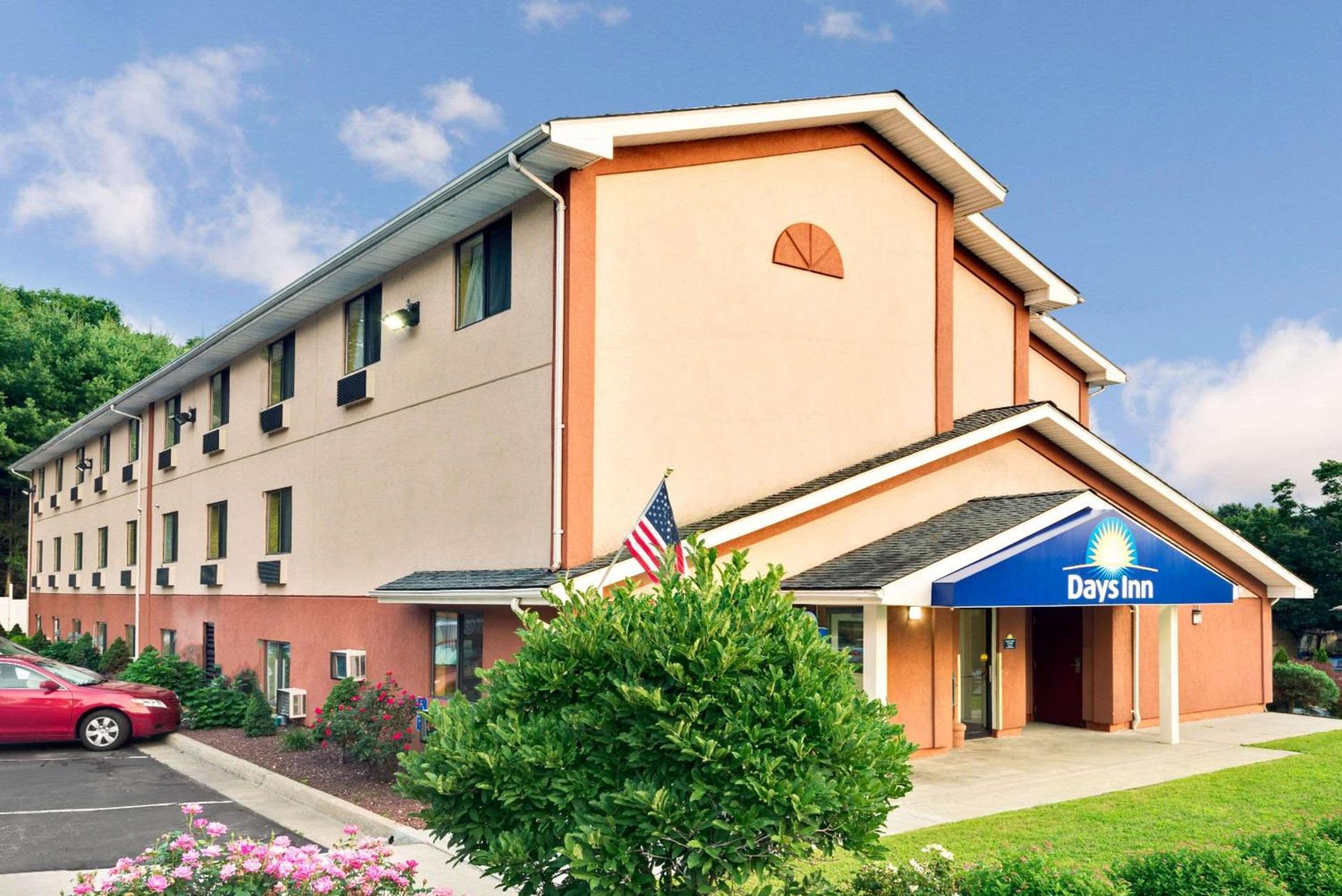 Days Inn by Wyndham Torrington photo 2
