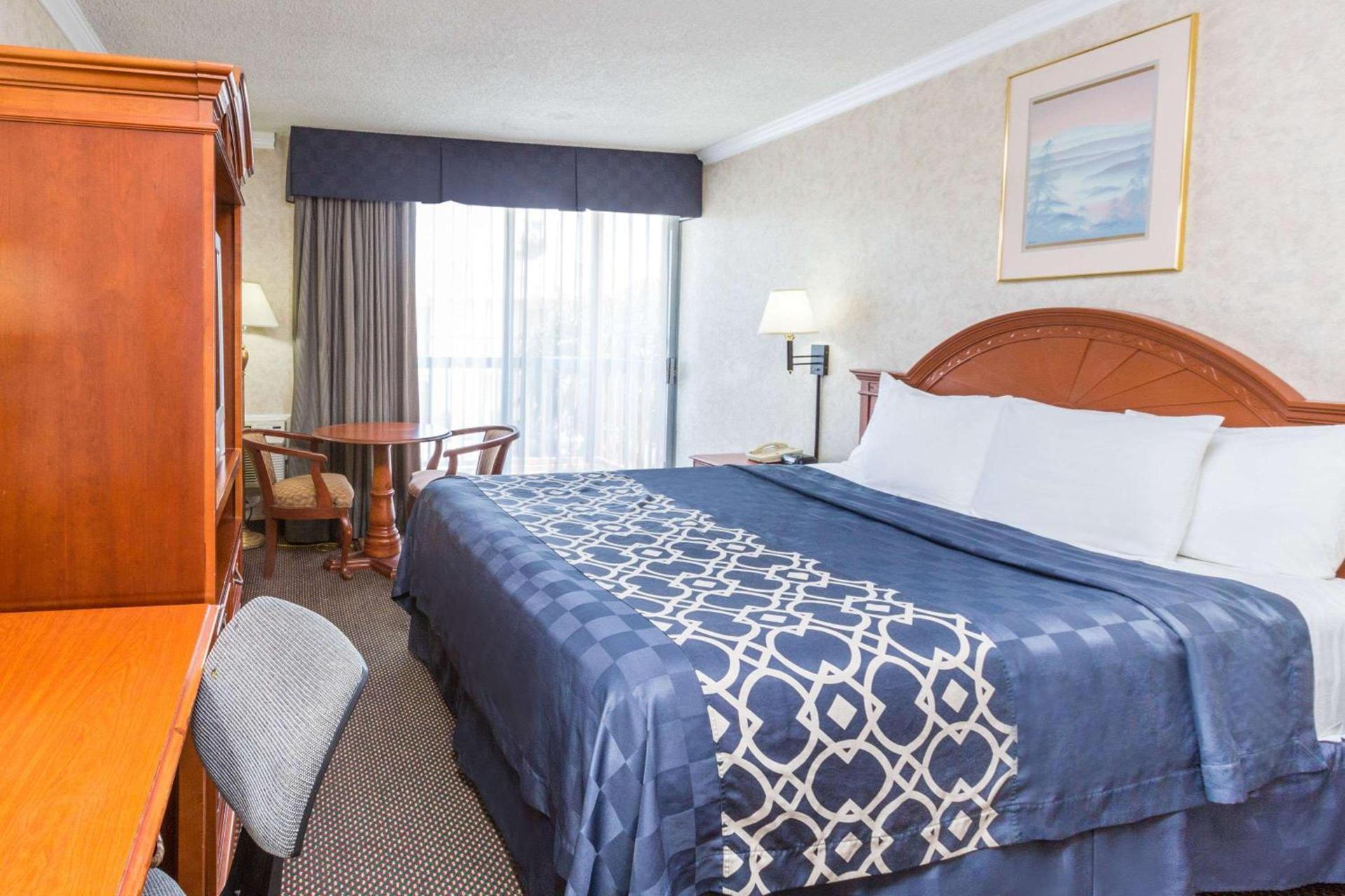 Days Inn by Wyndham Los Angeles LAX Airport Stadium Area photo 8