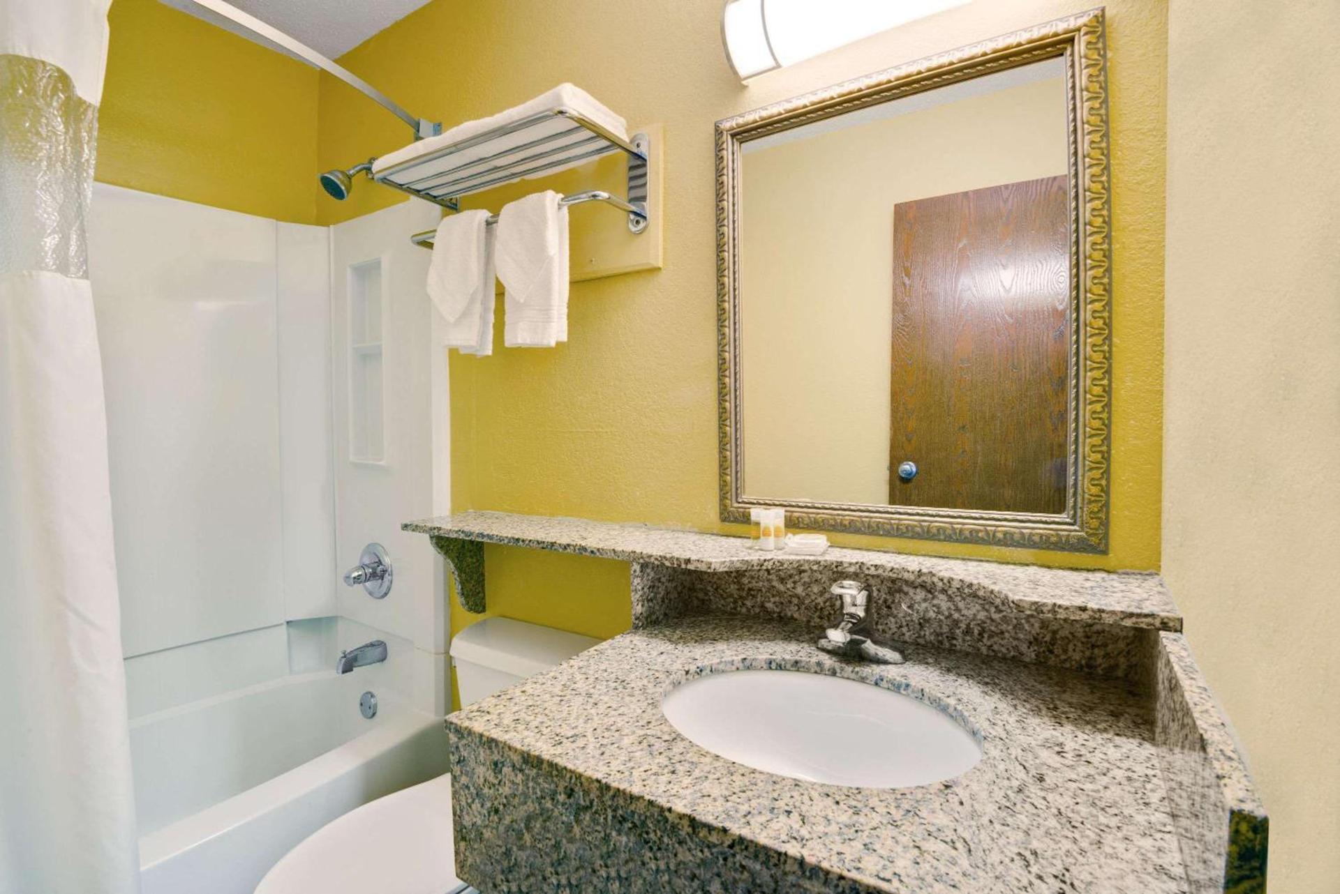 Days Inn by Wyndham Torrington photo 12