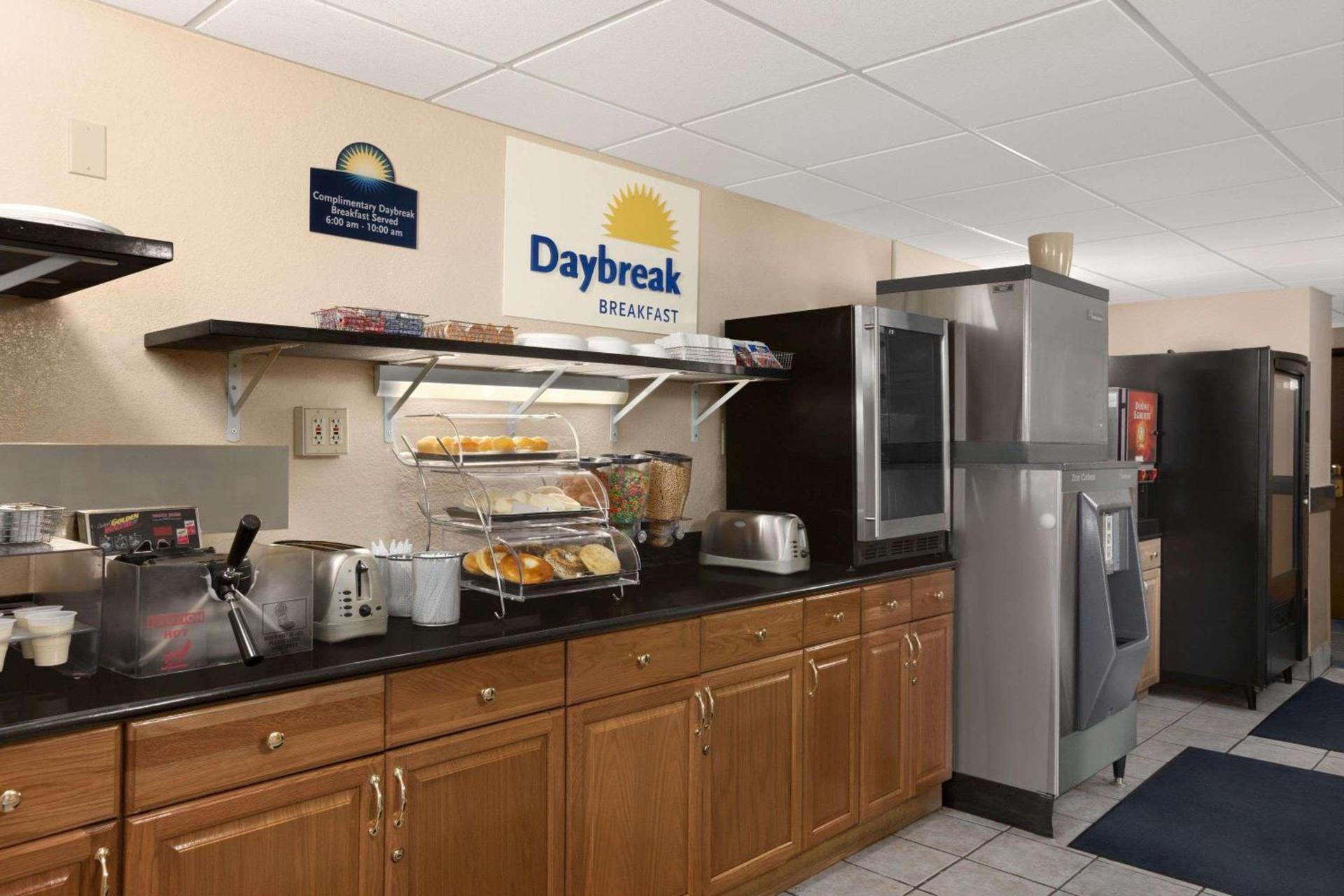 Days Inn by Wyndham Keene NH photo 2