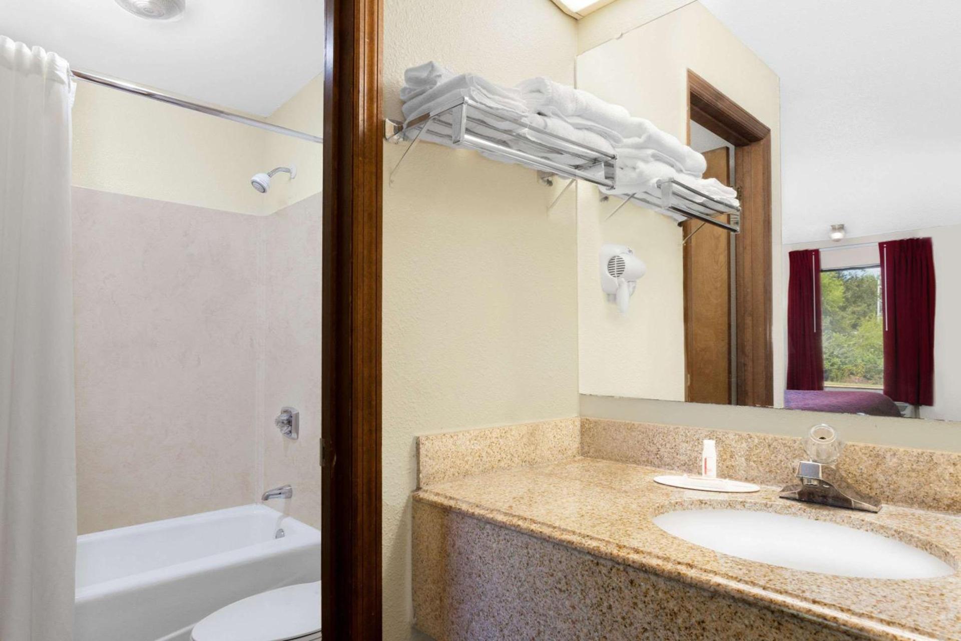Days Inn by Wyndham Columbia NE Fort Jackson photo 5