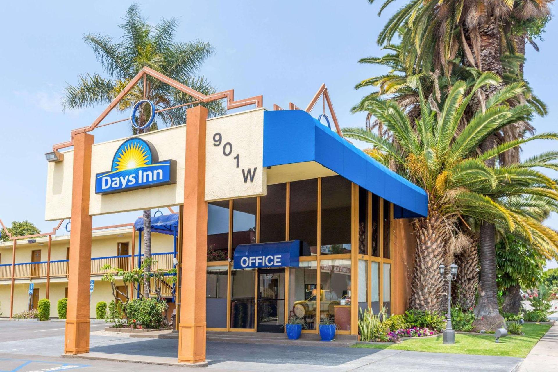 Days Inn by Wyndham Los Angeles LAX Airport Stadium Area photo 1