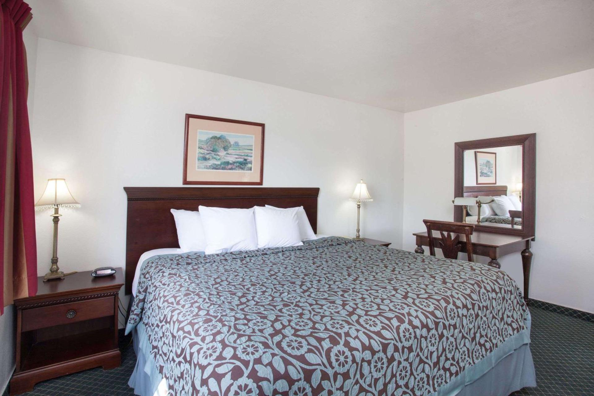 Days Inn by Wyndham Orange Anaheim photo 11
