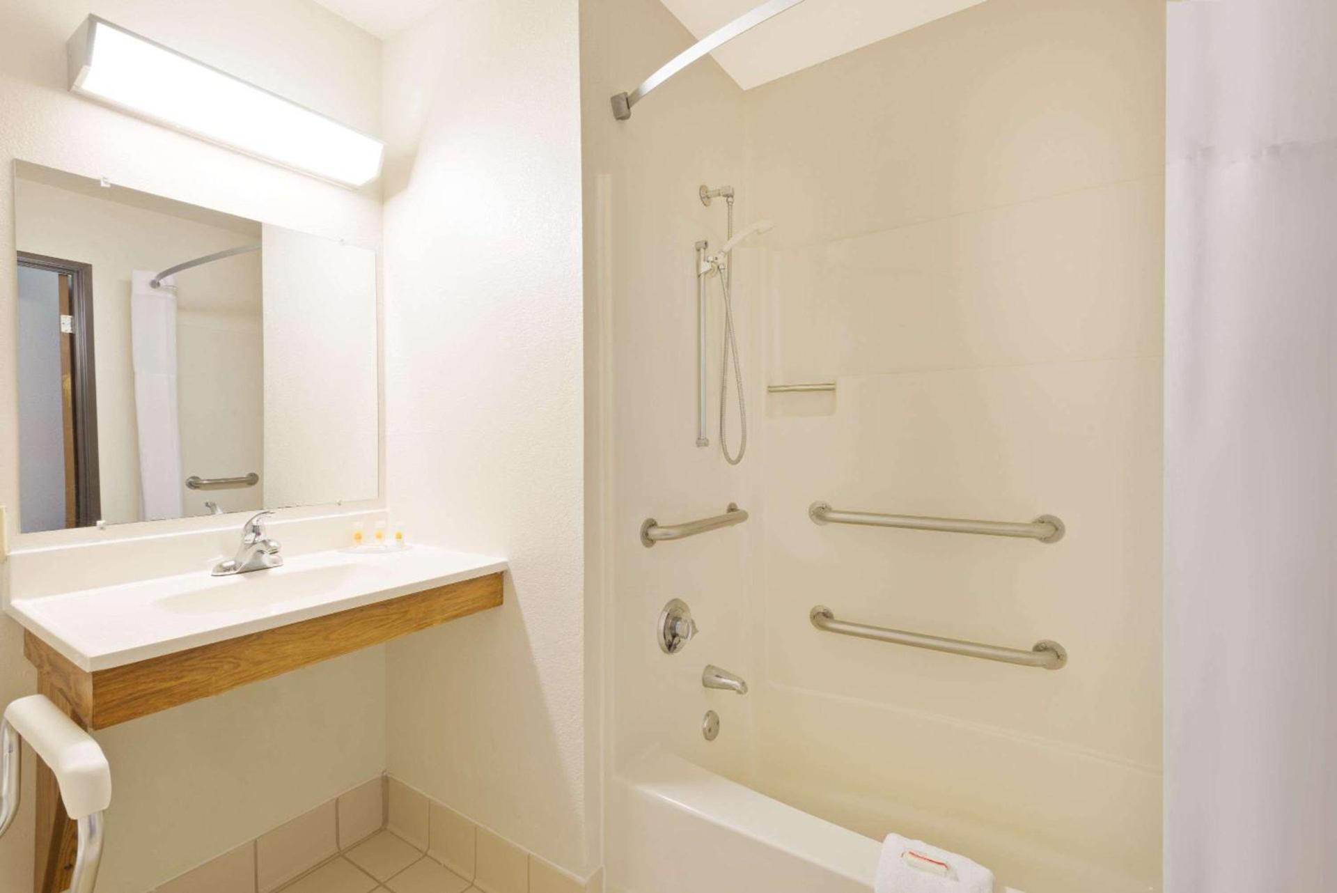 Days Inn by Wyndham Brunswick Bath Area photo 18
