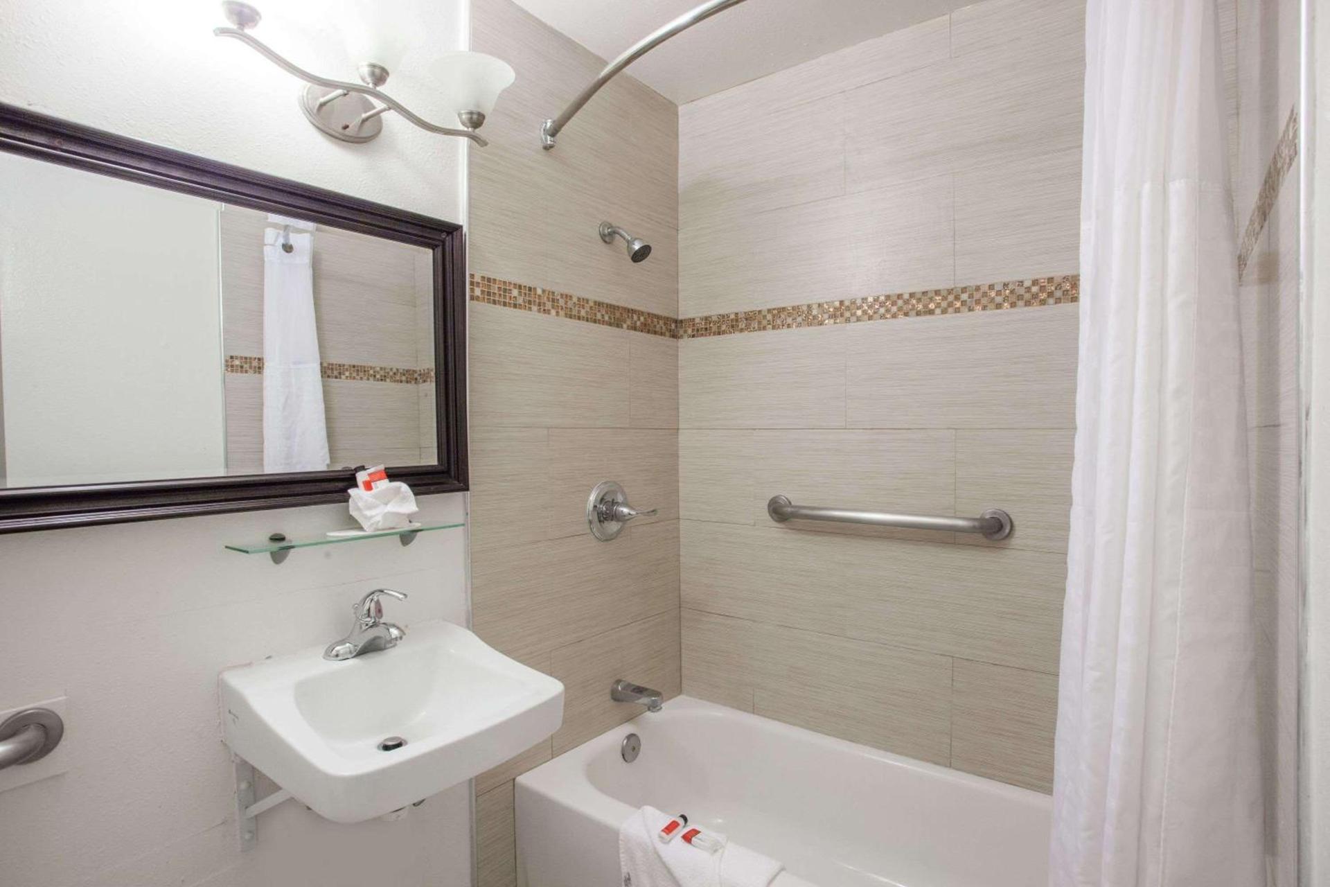 Days Inn by Wyndham Orange Anaheim photo 9