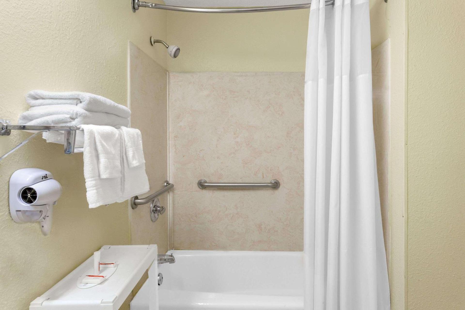 Days Inn by Wyndham Columbia NE Fort Jackson photo 4