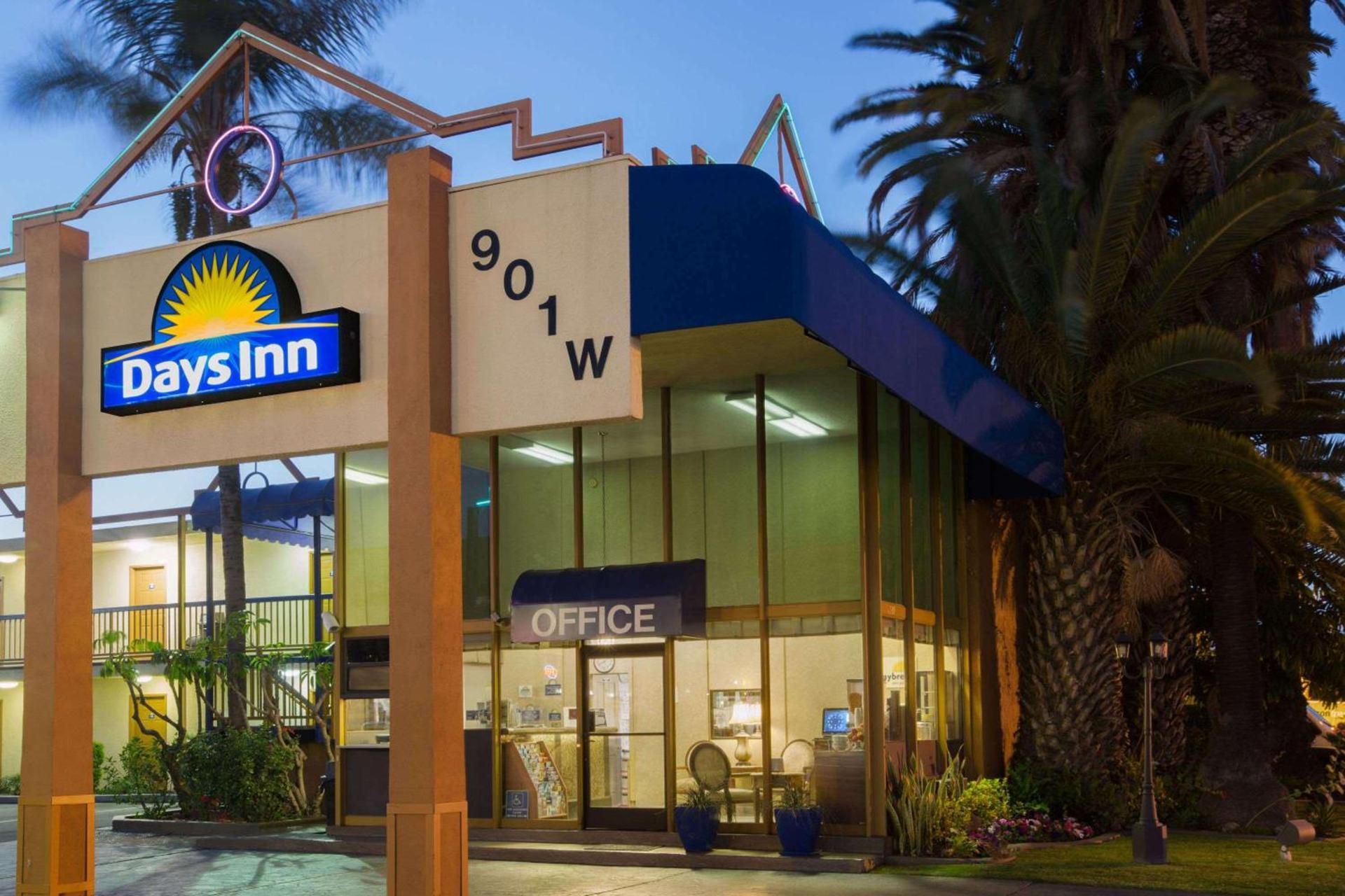 Days Inn by Wyndham Los Angeles LAX Airport Stadium Area photo 2