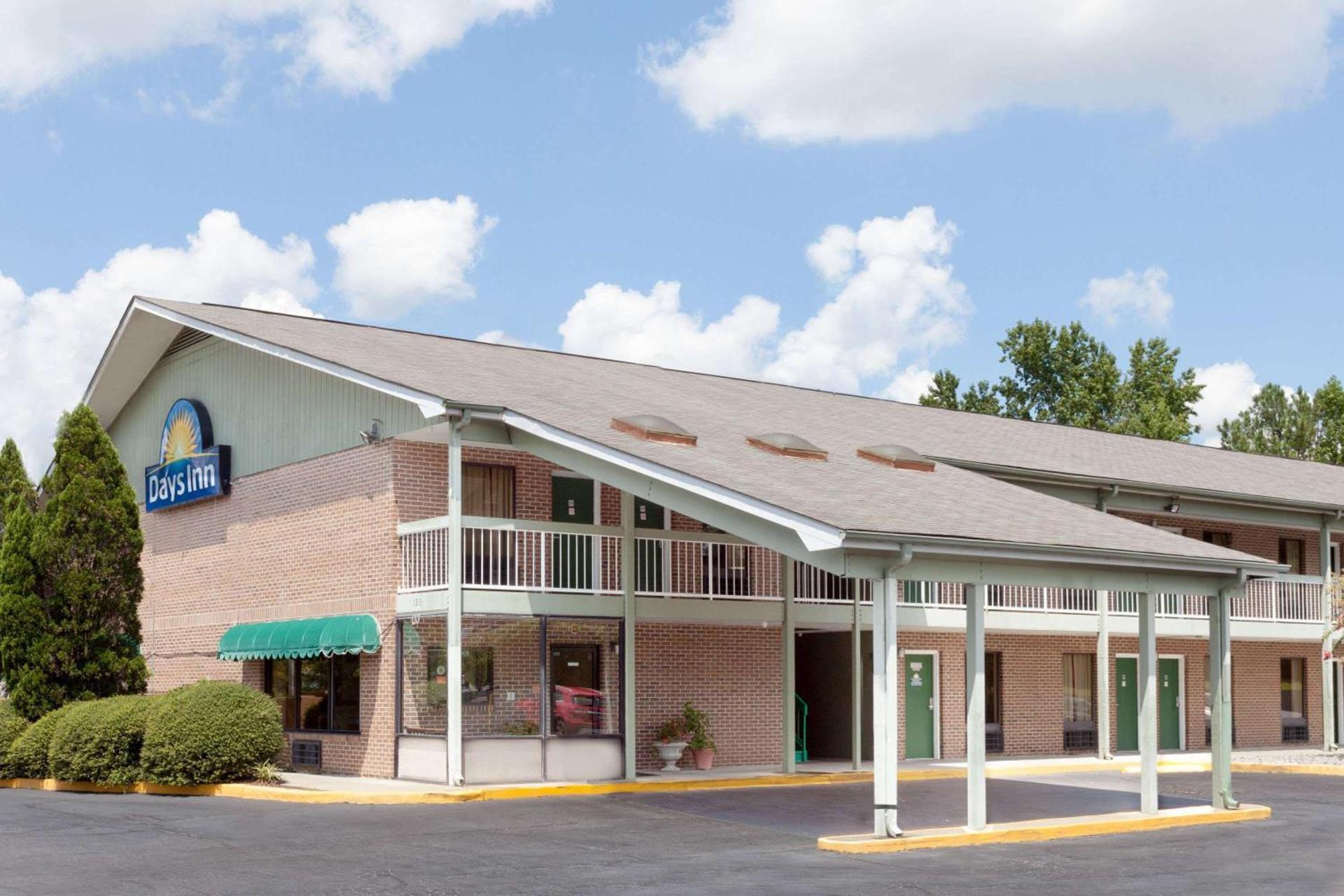 Days Inn by Wyndham Columbia NE Fort Jackson photo 1