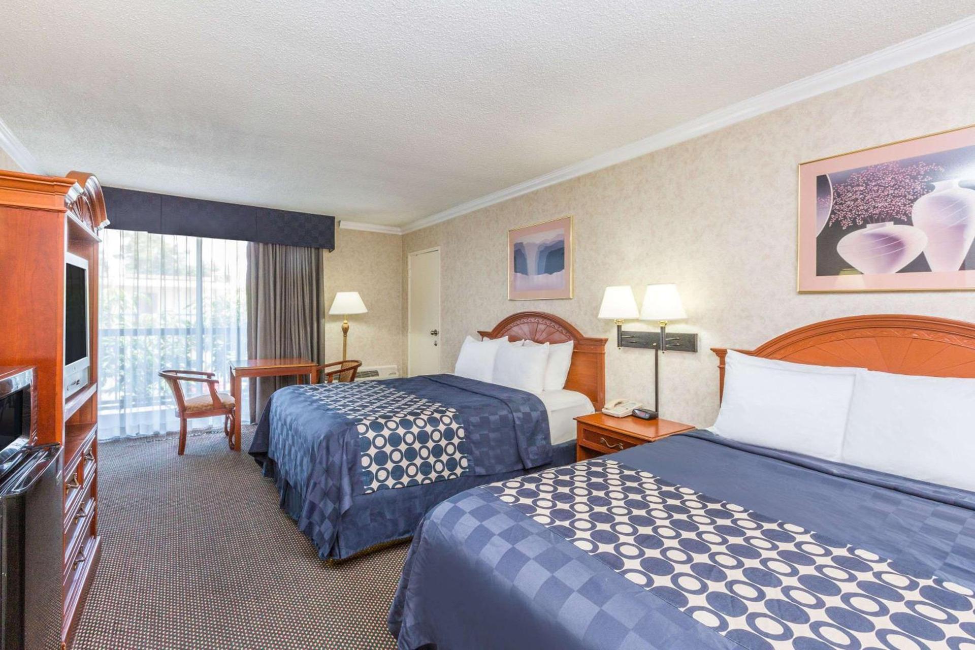 Days Inn by Wyndham Los Angeles LAX Airport Stadium Area photo 9