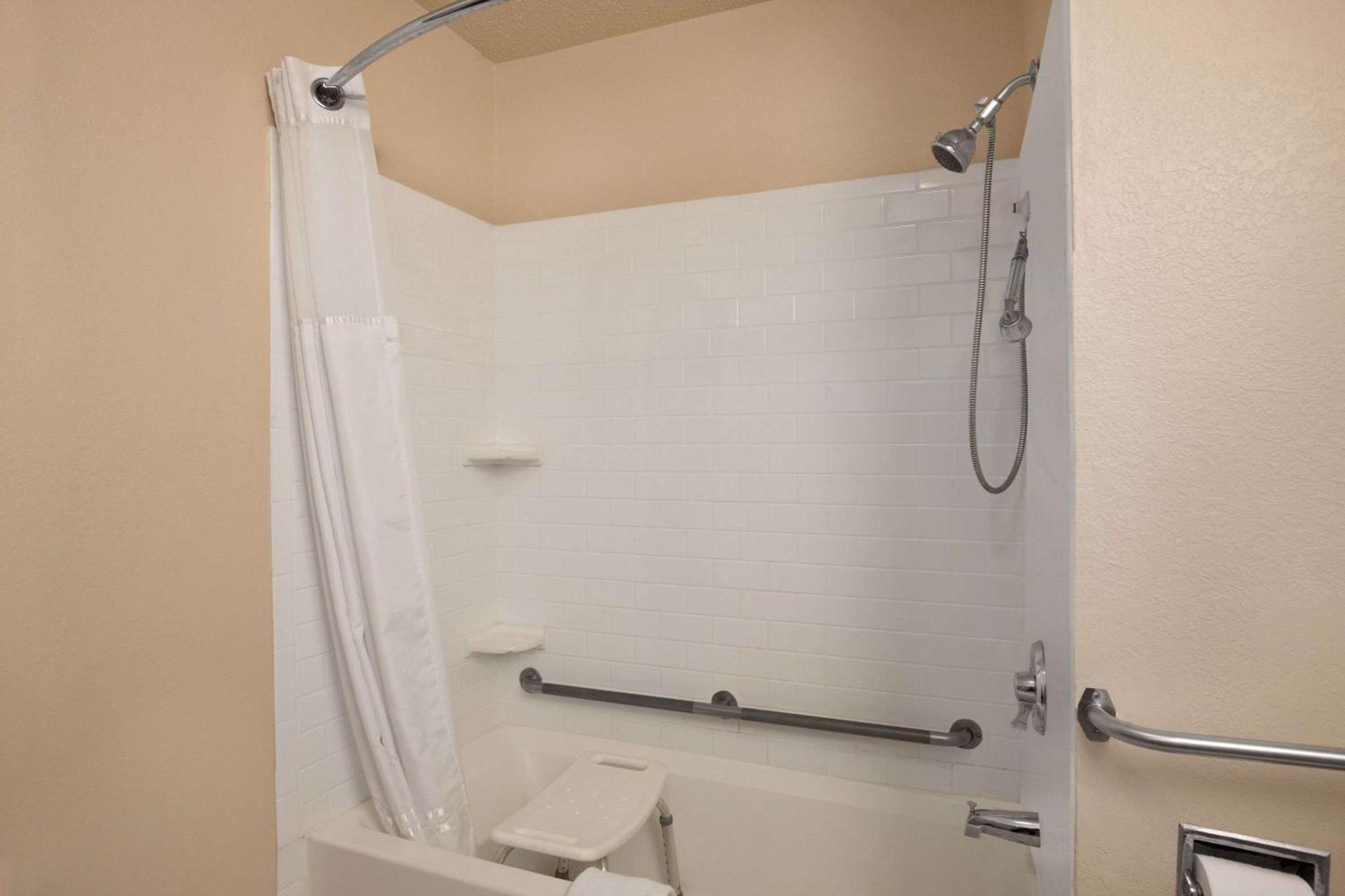 Days Inn by Wyndham Keene NH photo 6