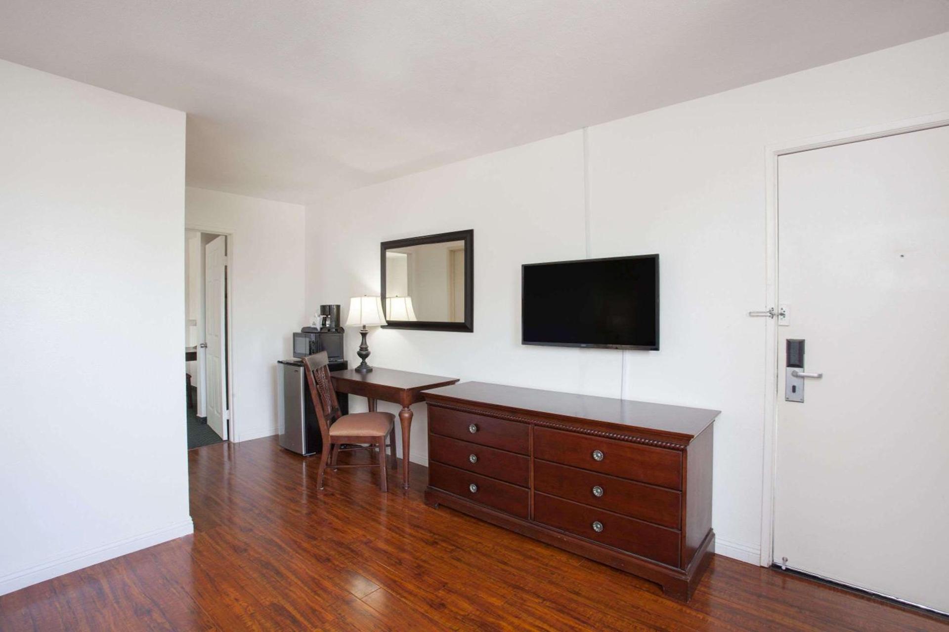 Days Inn by Wyndham Orange Anaheim photo 10