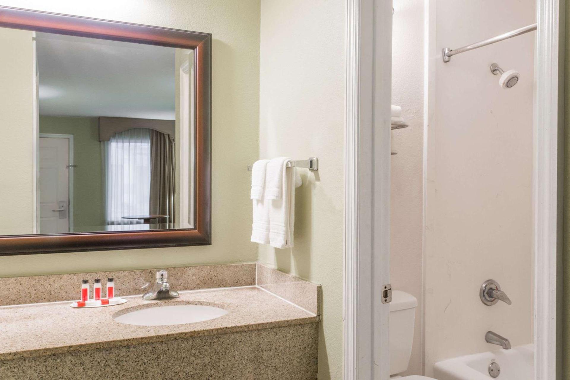 Days Inn by Wyndham Ormond Beach photo 12