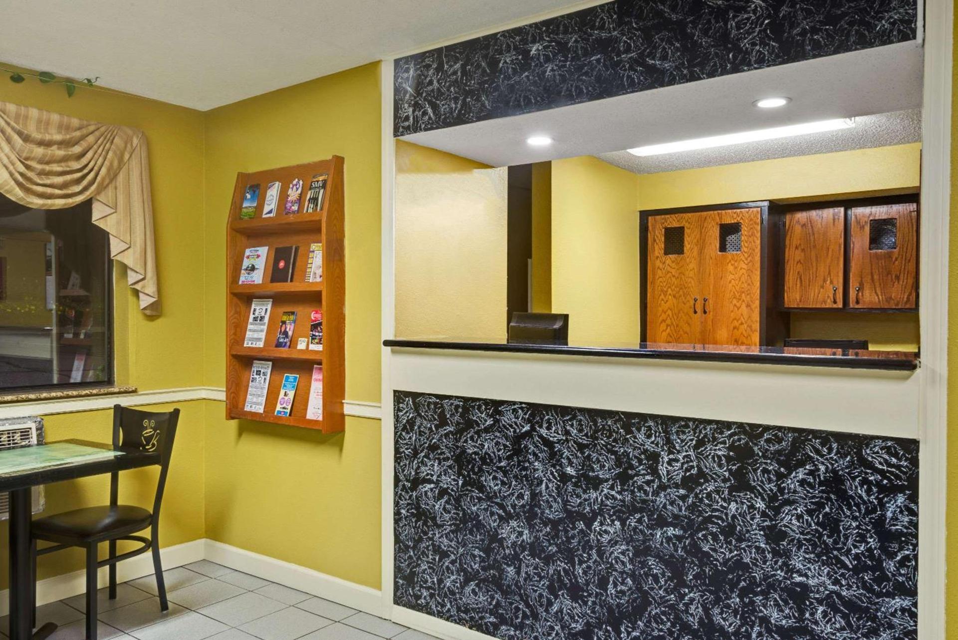 Days Inn by Wyndham Torrington photo 5