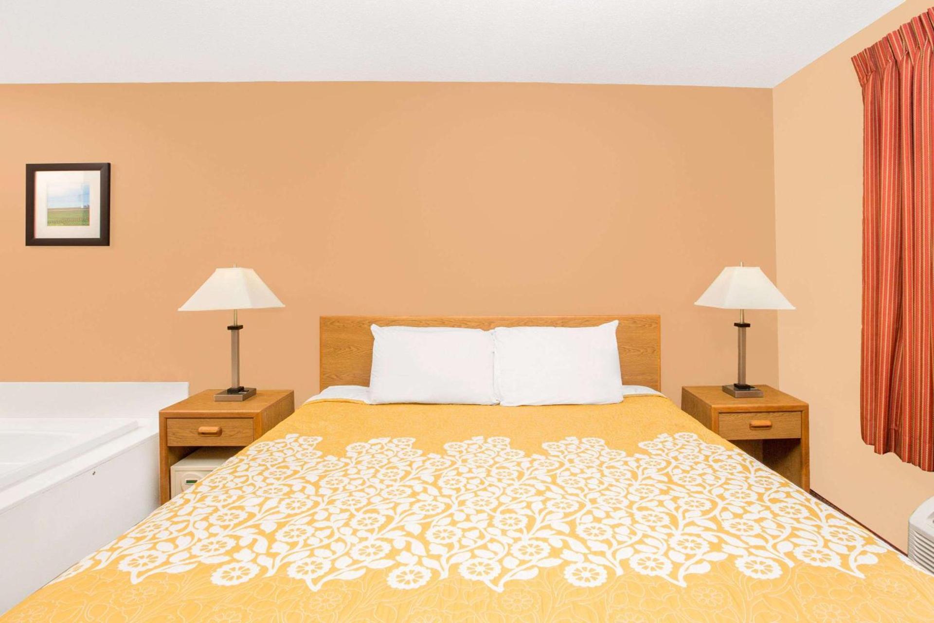 Days Inn by Wyndham Worthington photo 11