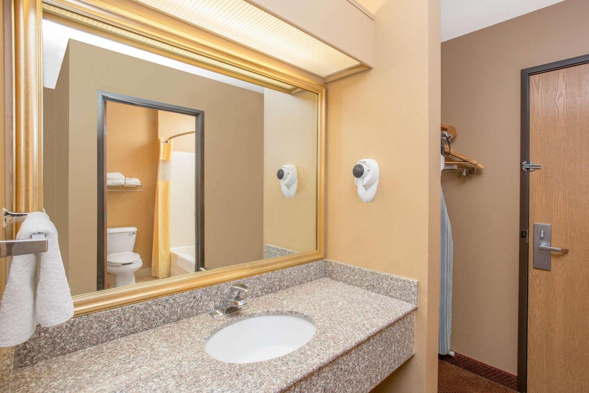Days Inn by Wyndham Worthington photo 14