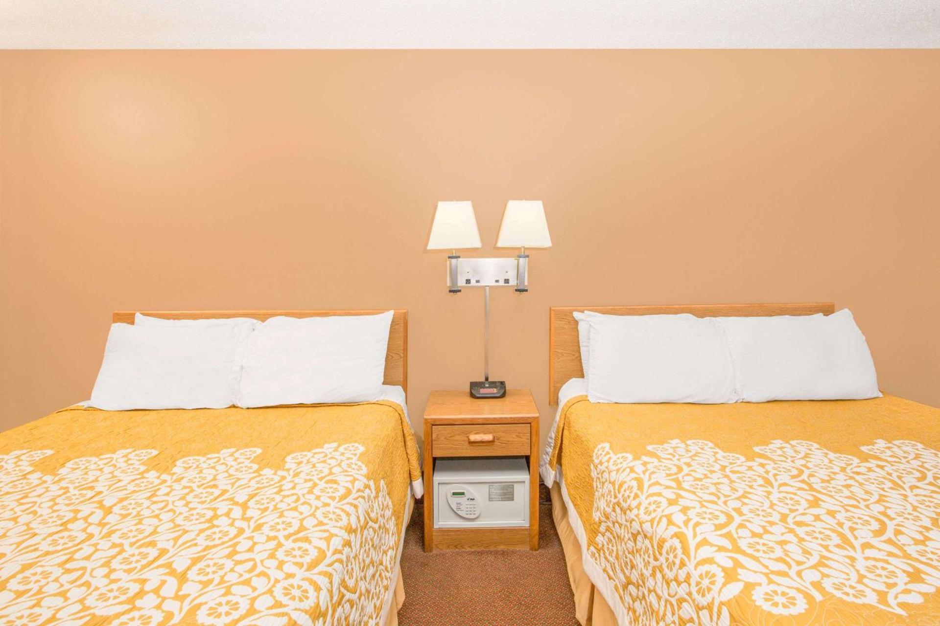 Days Inn by Wyndham Worthington photo 7