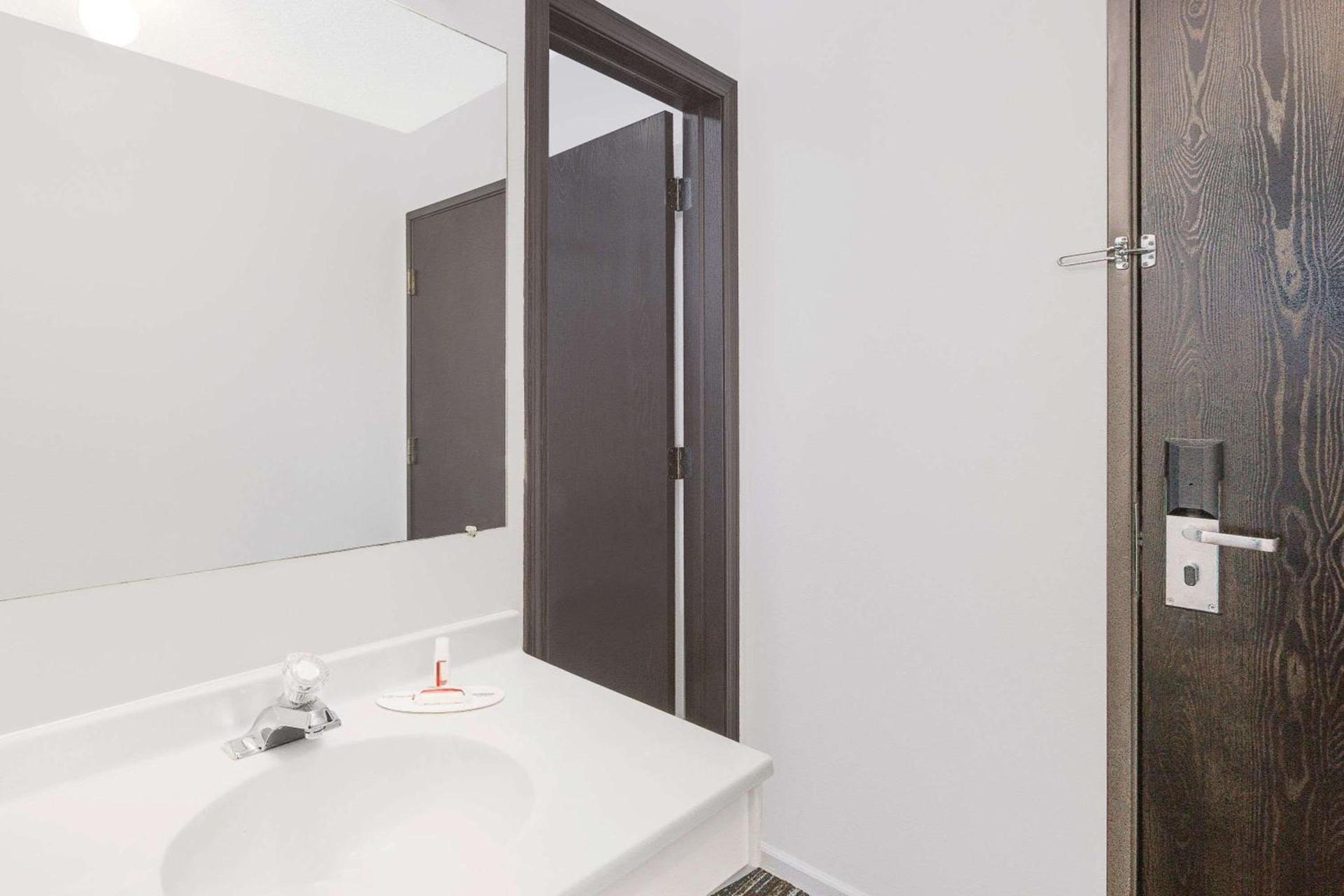 Days Inn by Wyndham York photo 9
