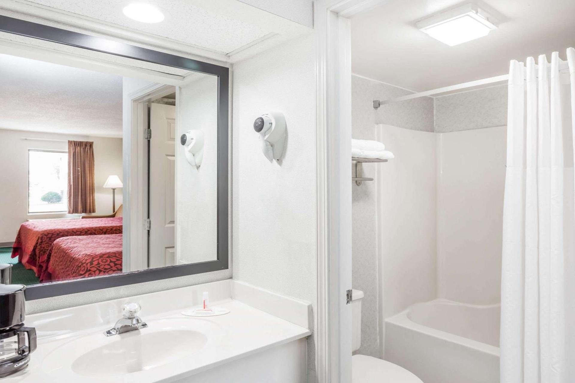 Days Inn by Wyndham Hendersonville photo 10