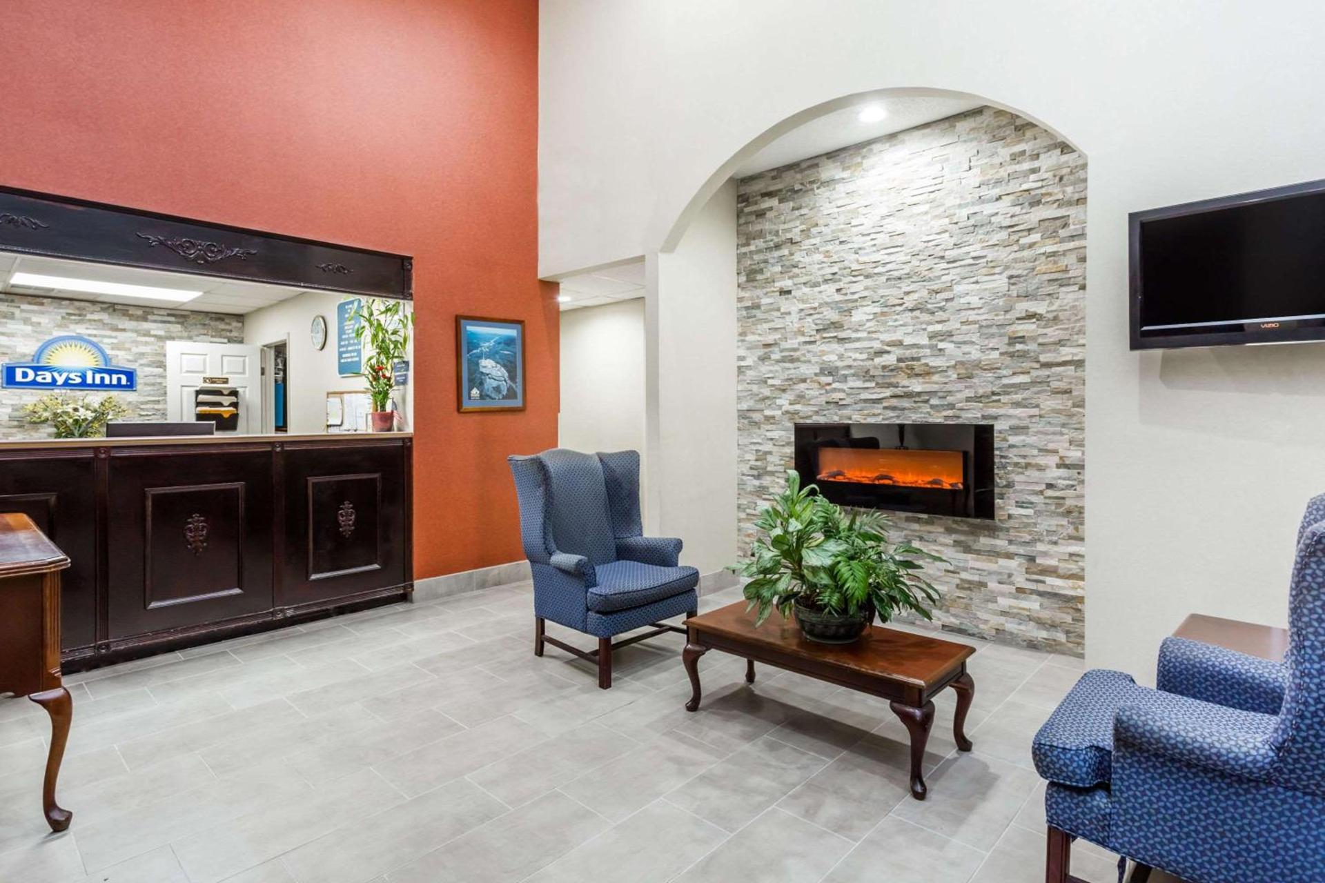 Days Inn by Wyndham Hendersonville photo 3