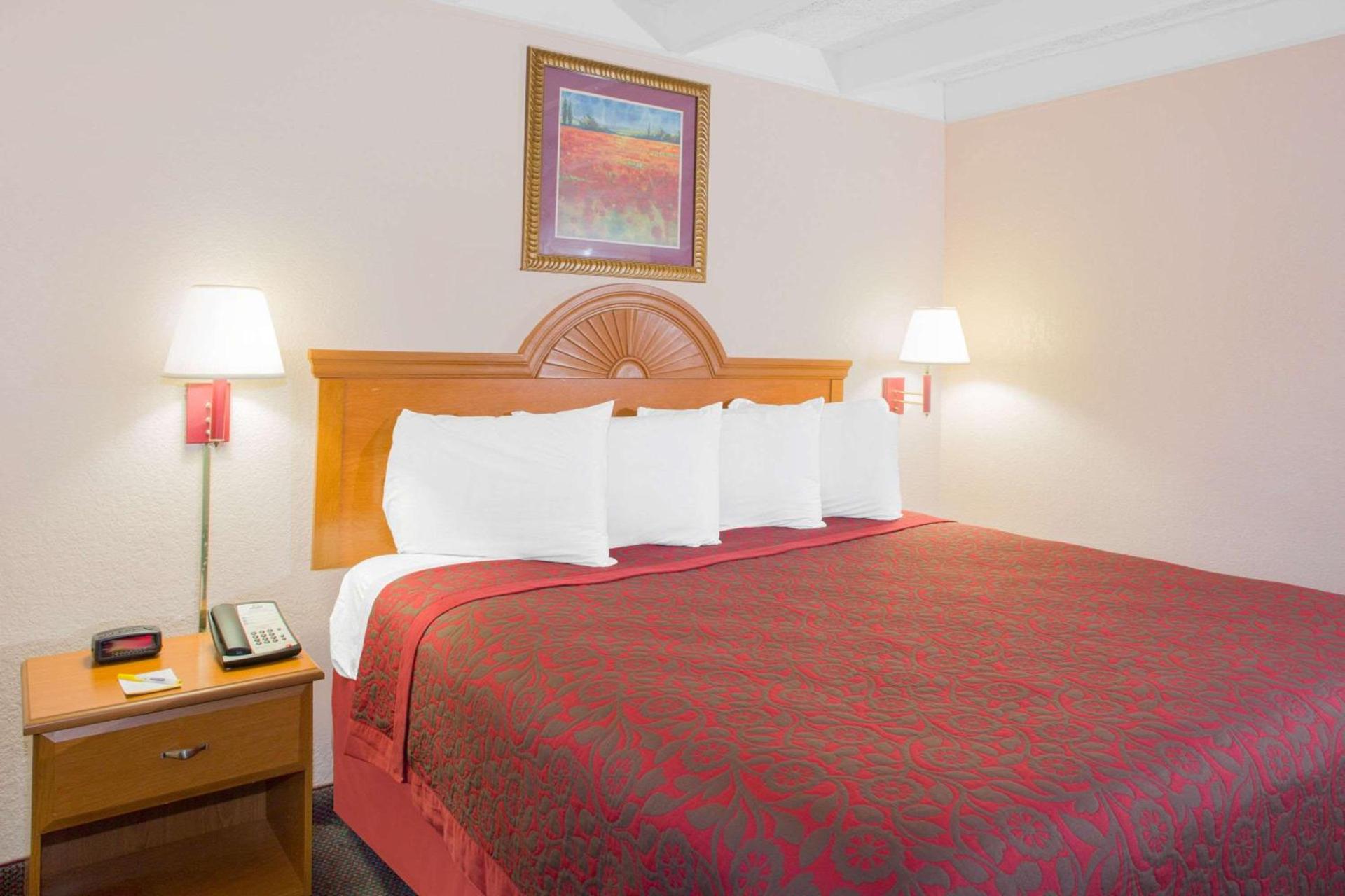 Days Inn by Wyndham Tallahassee University Center photo 13