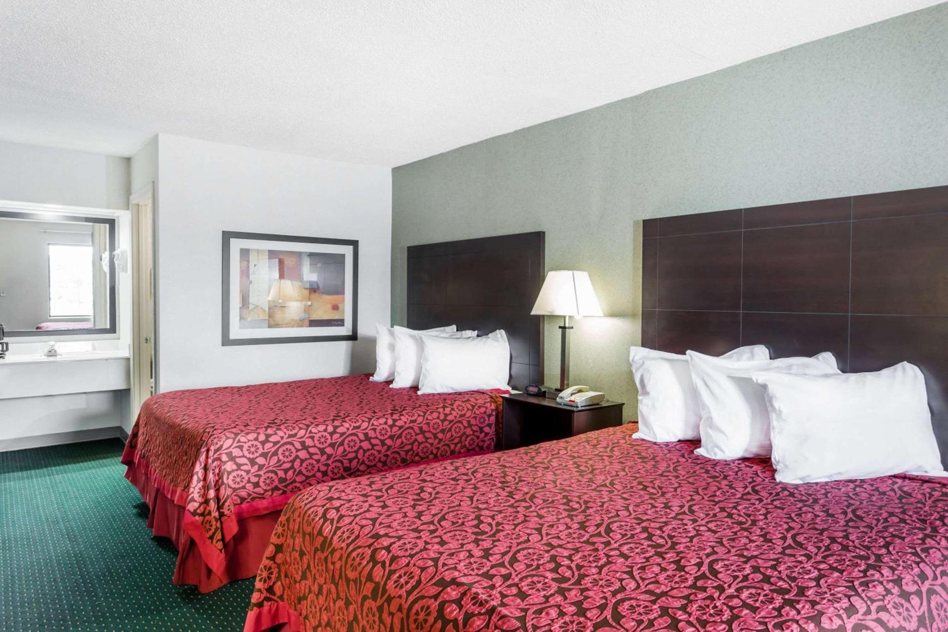 Days Inn by Wyndham Hendersonville photo 11
